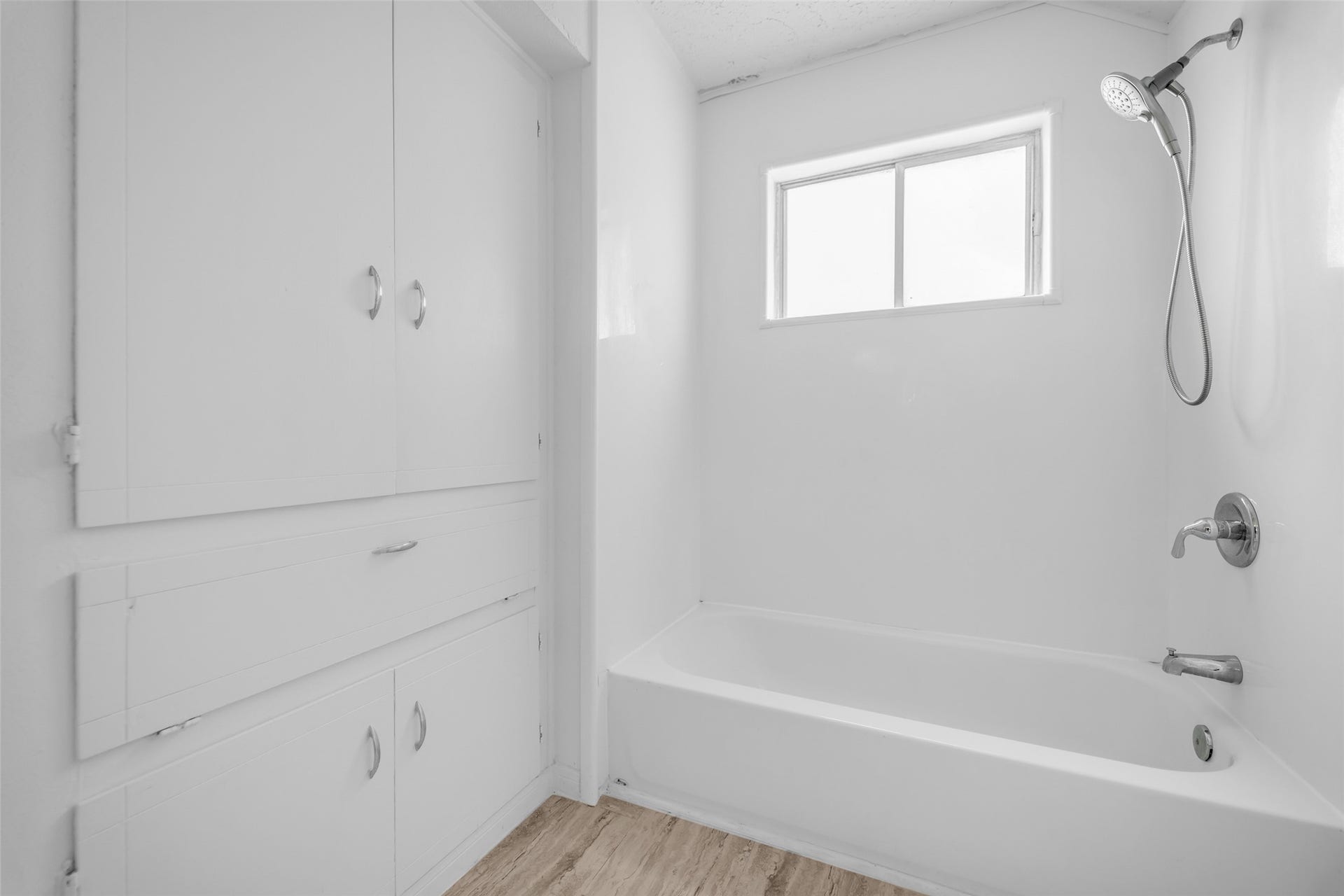 2808 Burke Road, Pasadena, TX 77502 Updated shower interior