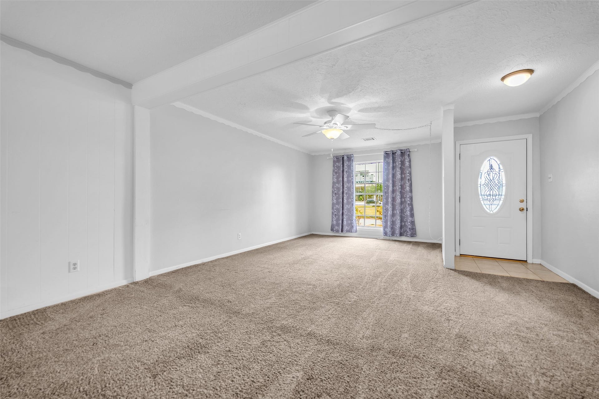 2808 Burke Road, Pasadena, TX 77502 Large open main living area off the entrance.