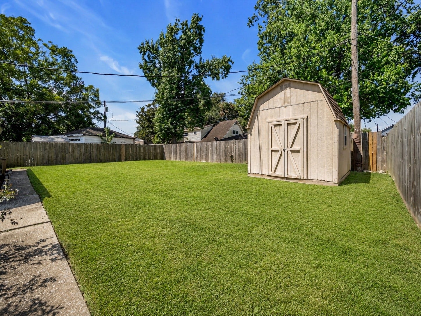 2808 Burke Road, Pasadena, TX 77502 Huge storage shed stays!