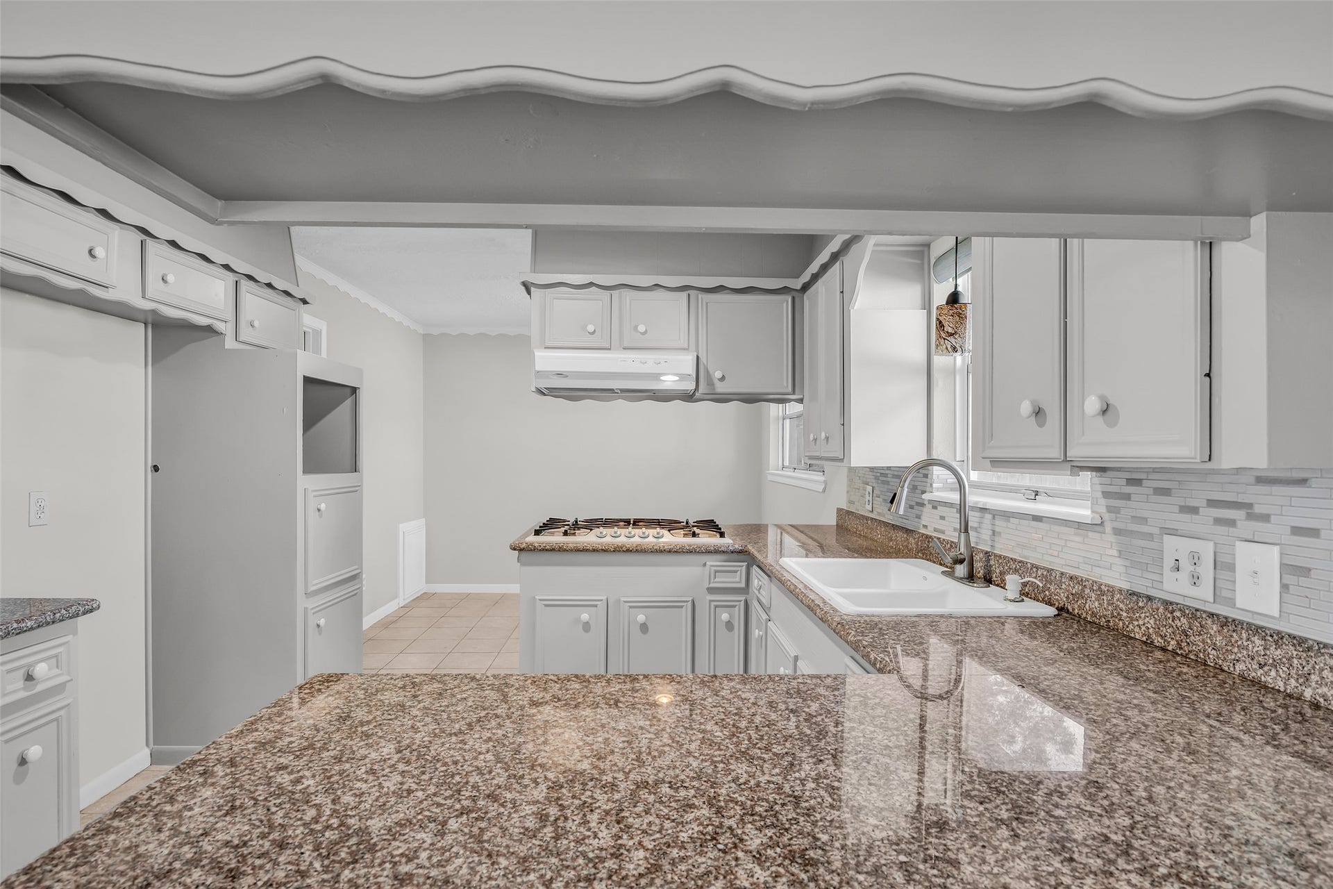 2808 Burke Road, Pasadena, TX 77502 Gorgeous granite counters