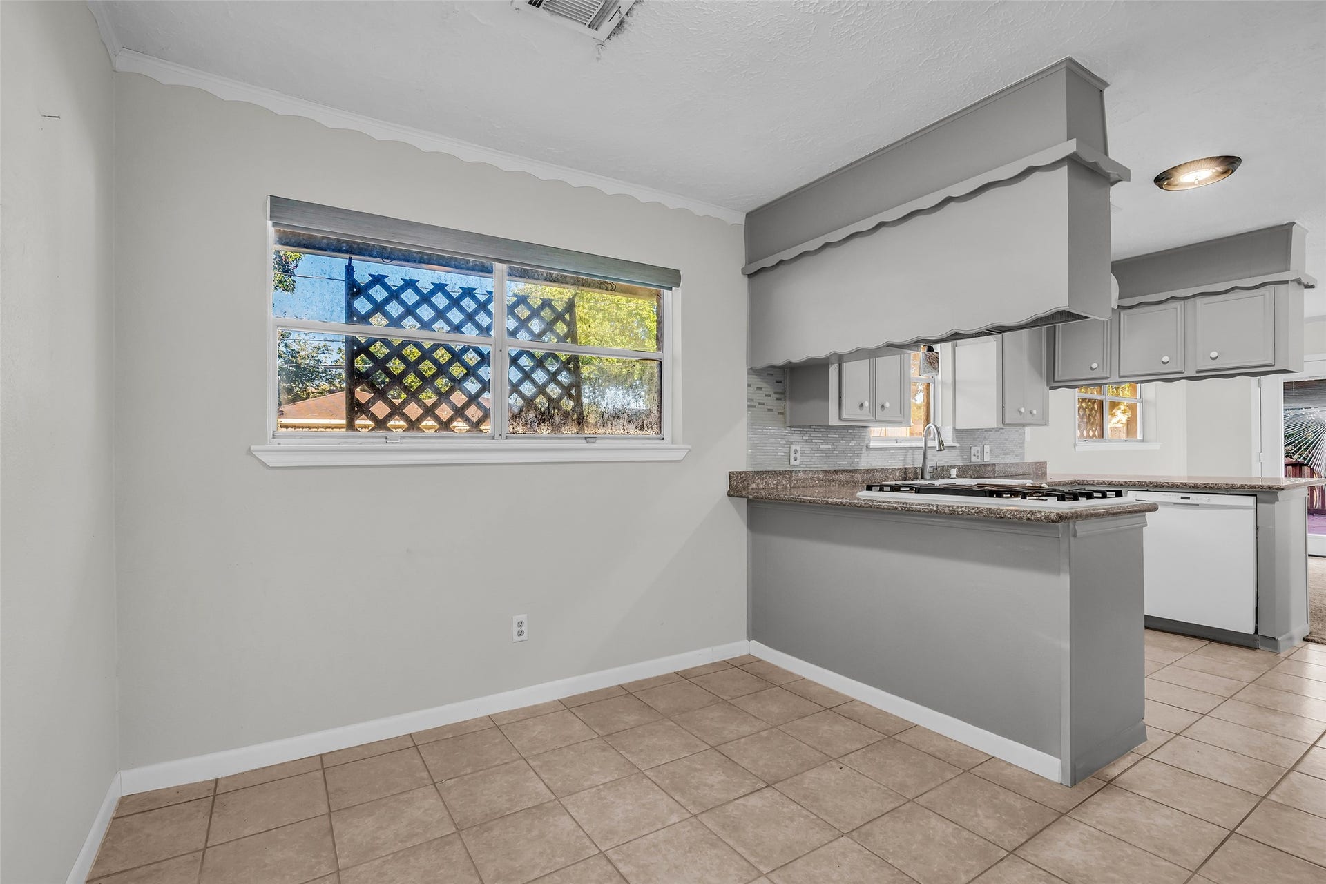 2808 Burke Road, Pasadena, TX 77502 Nice crisp and bright breakfast area off the kitchen