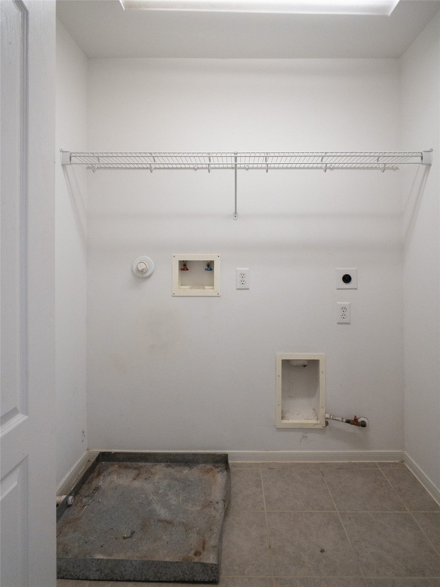 5406 Timber Court Hollow, Houston, TX 77084 2nd-floor laundry room with gas & electric dryer connections, washer connections