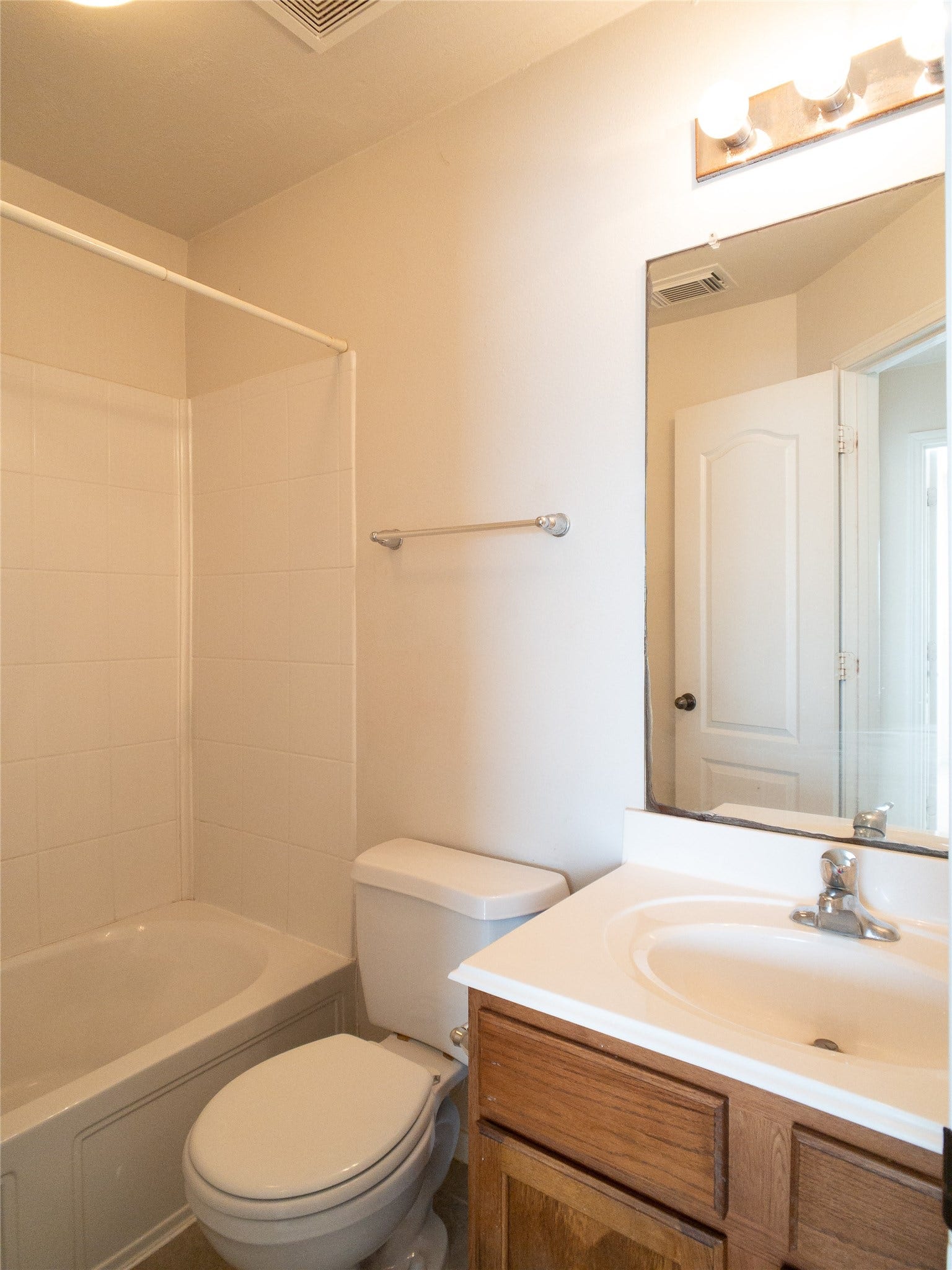 5406 Timber Court Hollow, Houston, TX 77084 2nd-floor hall bathroom with tub/shower
