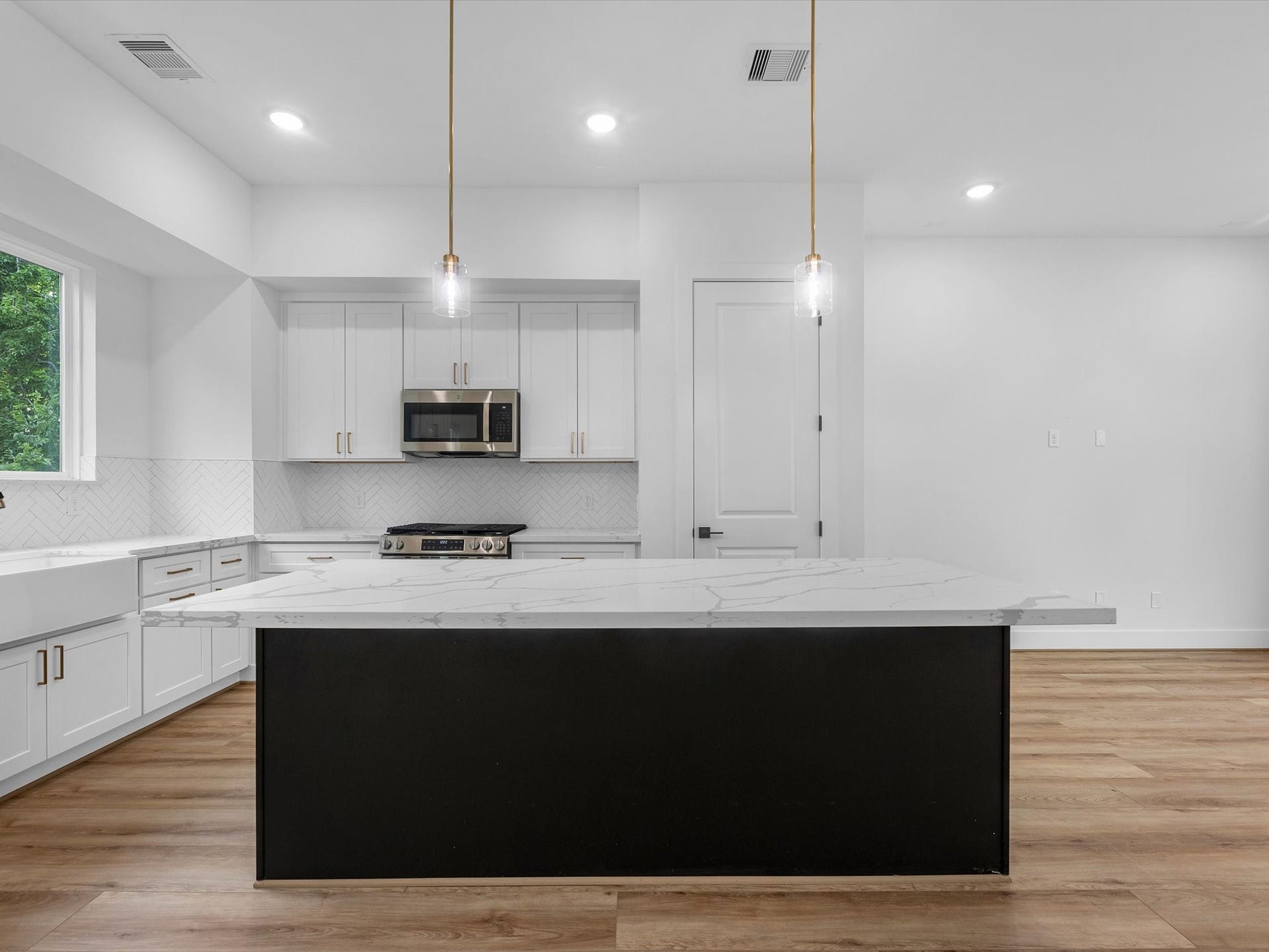 4804 Elysian St, #A/B, Houston, TX 77009 The kitchen is complete with a large farmhouse-style deep sink, adding both functionality and a beautiful modern touch to the space.