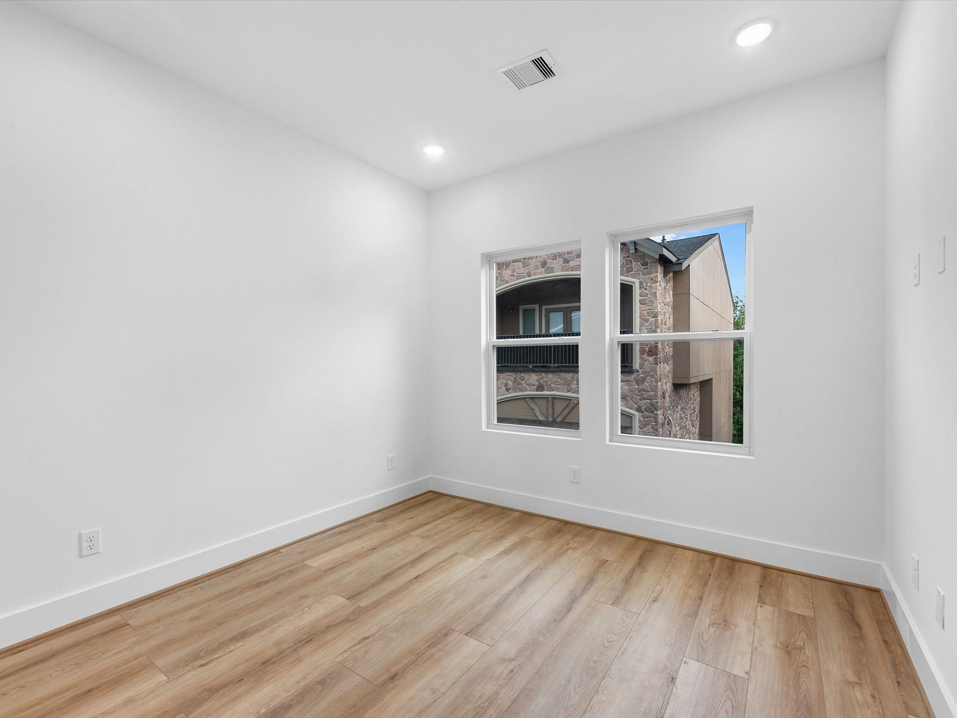 4804 Elysian St, #A/B, Houston, TX 77009 Second third-floor bedroom conveniently located alongside the primary suite, offering a practical and comfortable layout. Having both bedrooms on the same floor makes this floor plan especially convenient for families with younger children.