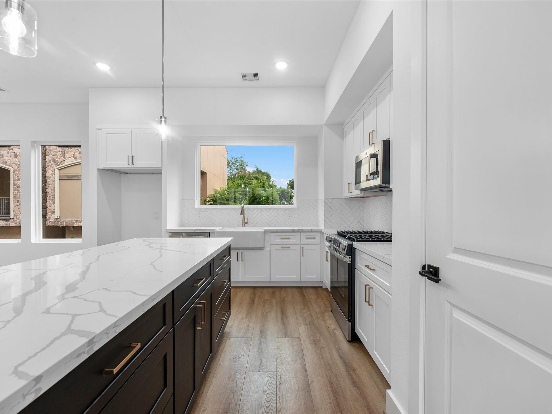 4804 Elysian St, #A/B, Houston, TX 77009 The kitchen is complete with a large farmhouse-style deep sink, adding both functionality and a beautiful modern touch to the space.