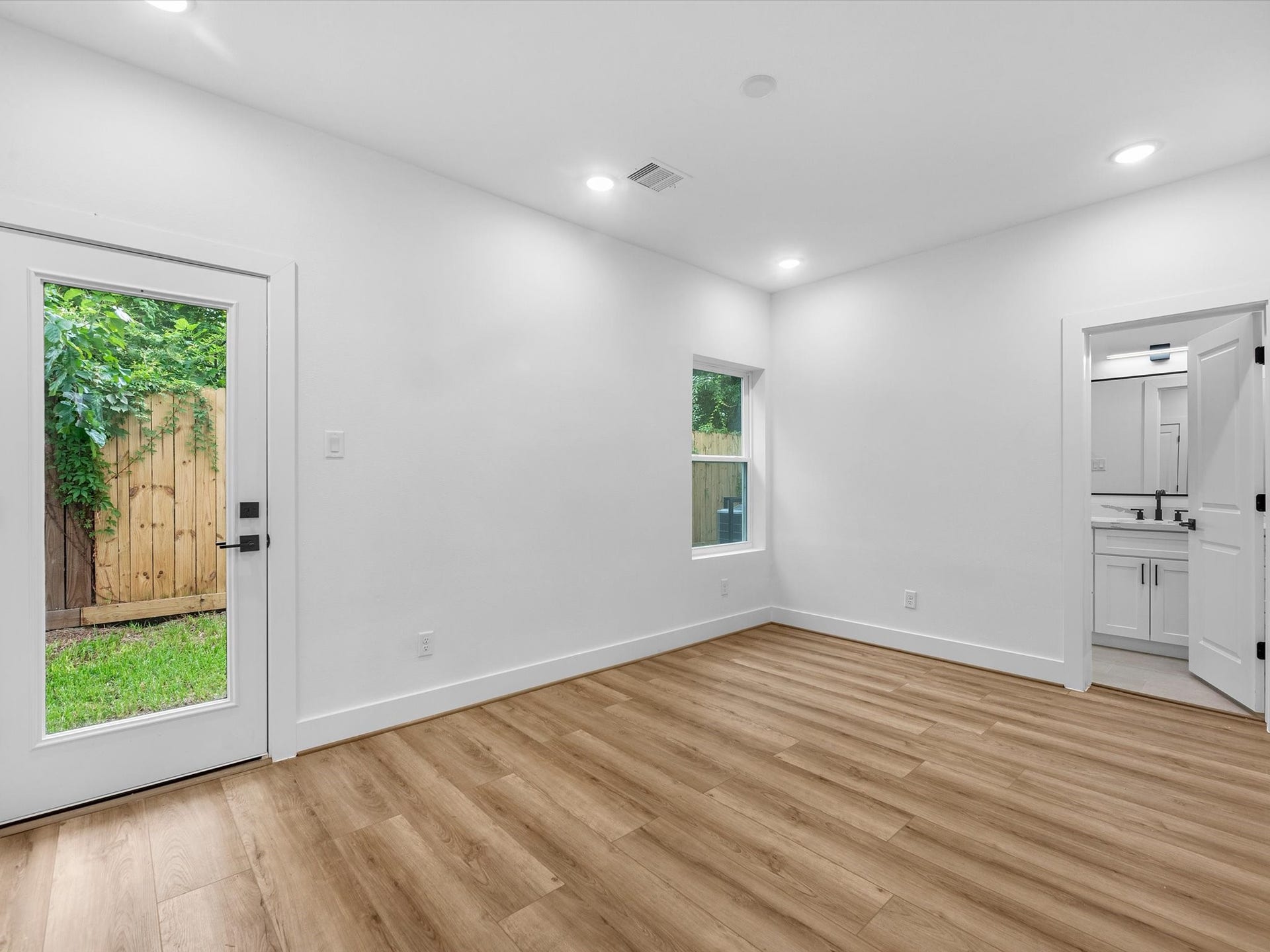 4804 Elysian St, #A/B, Houston, TX 77009 Convenient first-floor bedroom offering privacy and flexibility, with a door leading directly to the backyard. Perfect for guests, an office, or anyone looking for easy access to the outdoor space.
