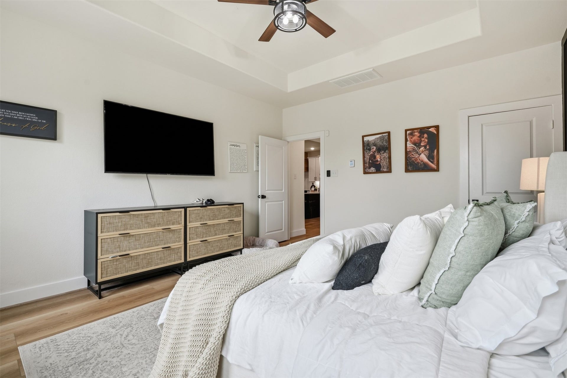 3619 Riverlands Drive, Santa Fe, TX 77510 Primary suite with accent wall