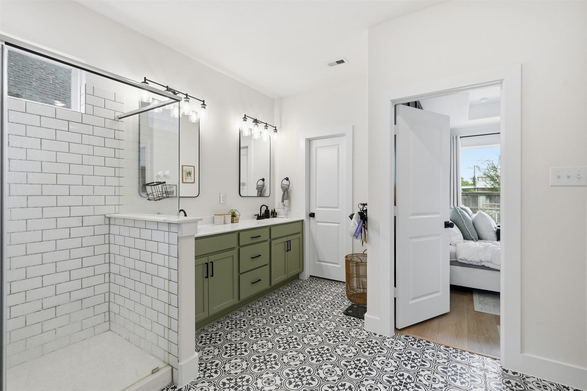 3619 Riverlands Drive, Santa Fe, TX 77510 Standup oversized shower