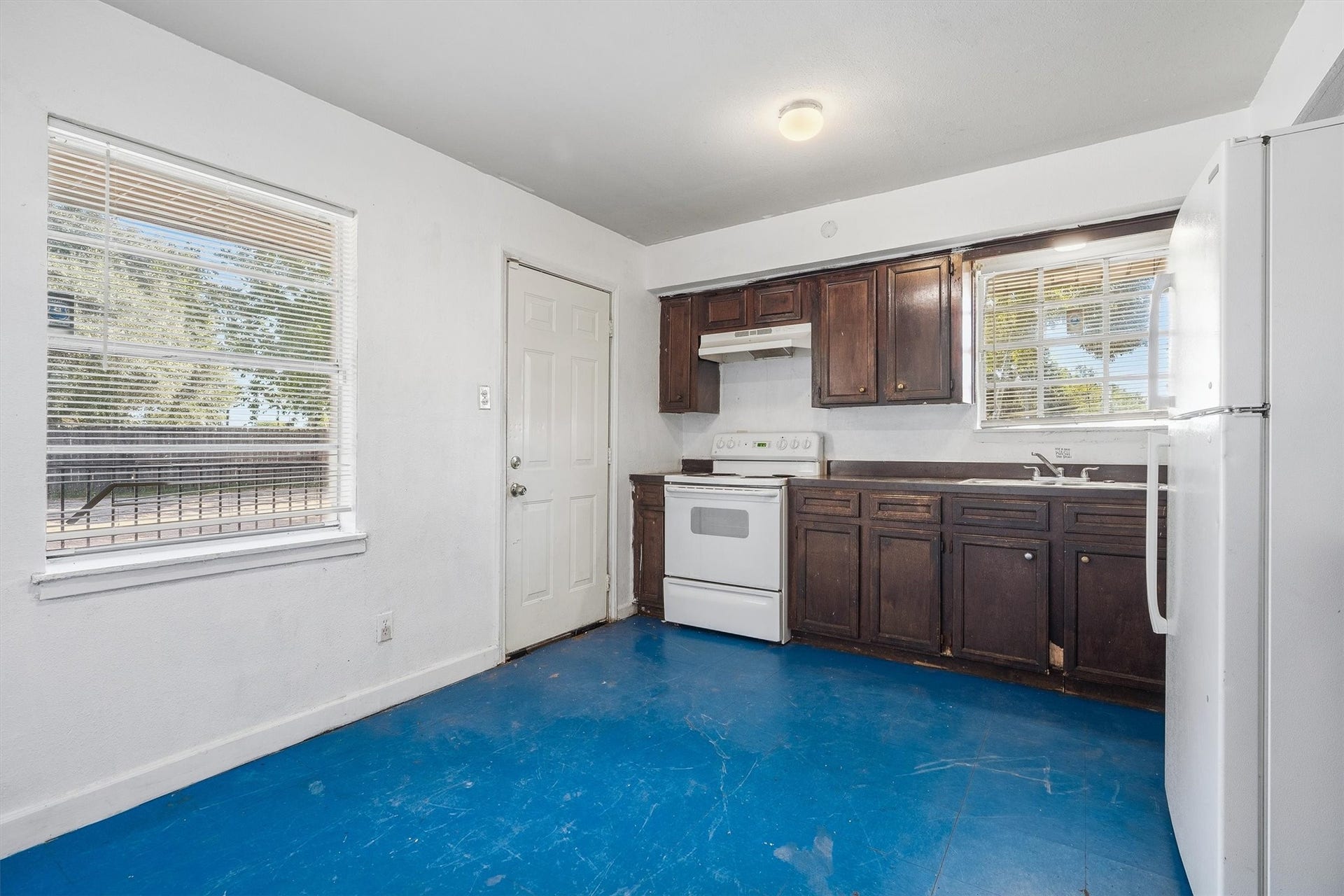 3218 5th Street, Stafford, TX 77477 The kitchen also offers spacious windows with privacy blinds, along with direct access to the backyard perfect for effortless indoor-outdoor entertaining.