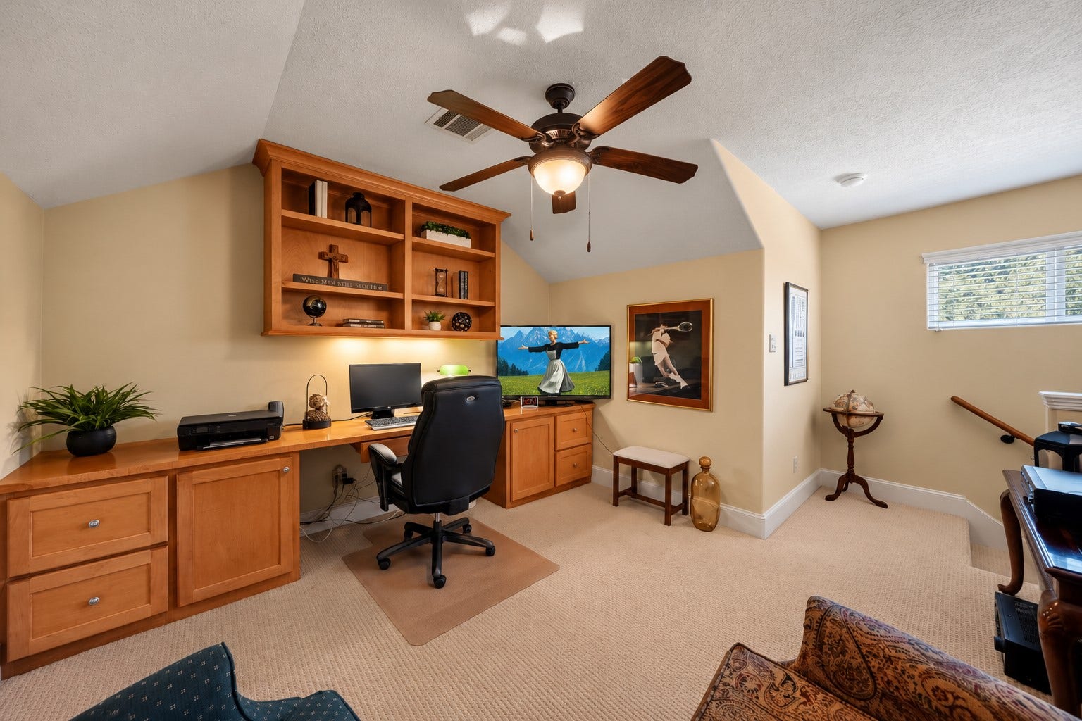 4631 Lake Village Drive, Fulshear, TX 77441 Perfectly positioned at the top of the stairs, this expansive Flex Space offers exceptional versatility and comfort. Custom built-ins, durable carpeting, and a dedicated cedar closet enhance both form and function.