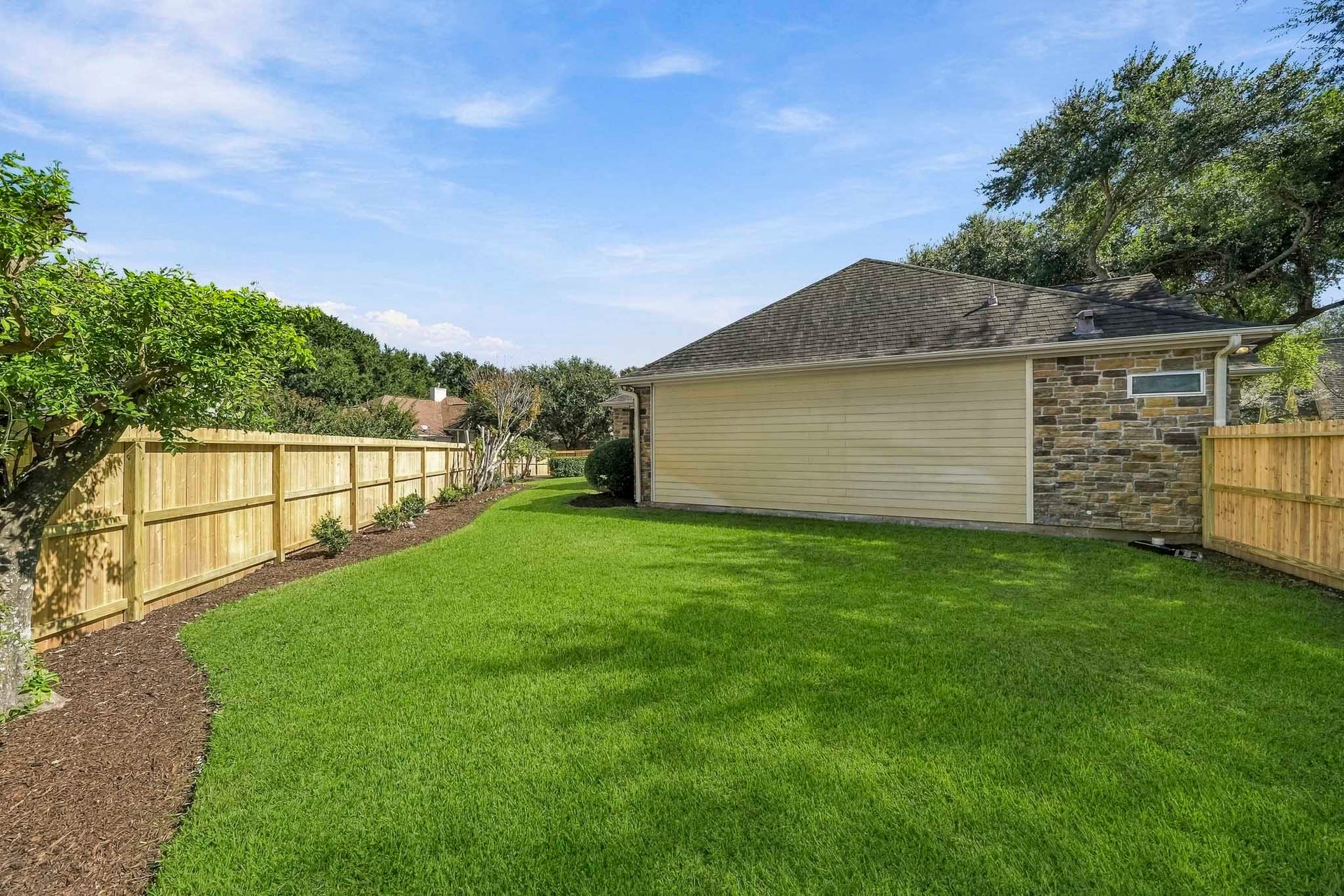 4631 Lake Village Drive, Fulshear, TX 77441 This spacious Side Yard offers a blank canvas for bringing your outdoor vision to life. Whether you dream of flourishing raised garden beds, a custom playset, an outdoor entertaining area, or even a private putting green, the generous space provides endless opportunities for recreation, relaxation, and personalization.