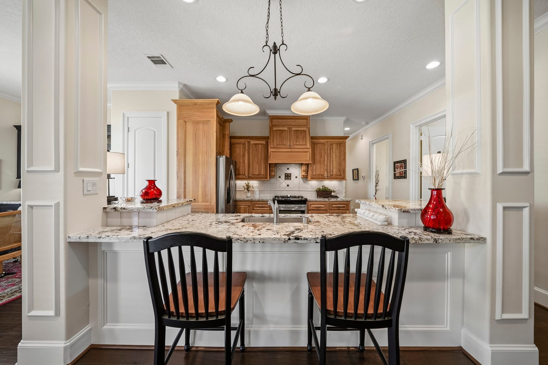 4631 Lake Village Drive, Fulshear, TX 77441 The counter-height Bar offers additional seating and serves as a natural gathering place at the heart of the home. Whether enjoying a leisurely Sunday breakfast, helping with homework after school, or decorating cookies during the holidays, this versatile space is perfectly suited for creating everyday moments and cherished family traditions.