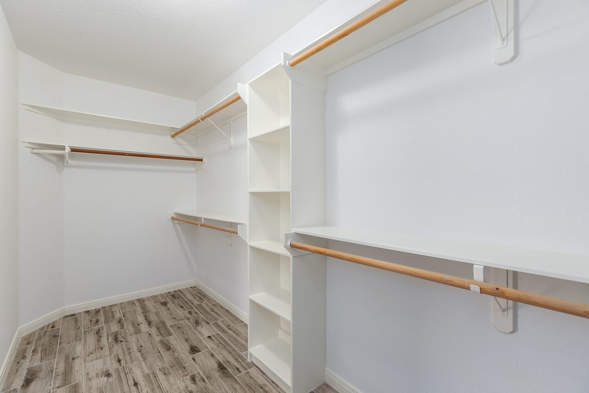 12830 Point Aquarius Boulevard, Willis, TX 77318 Picture DOES NOT do this closet justice, its huge, no fighting over closet space.