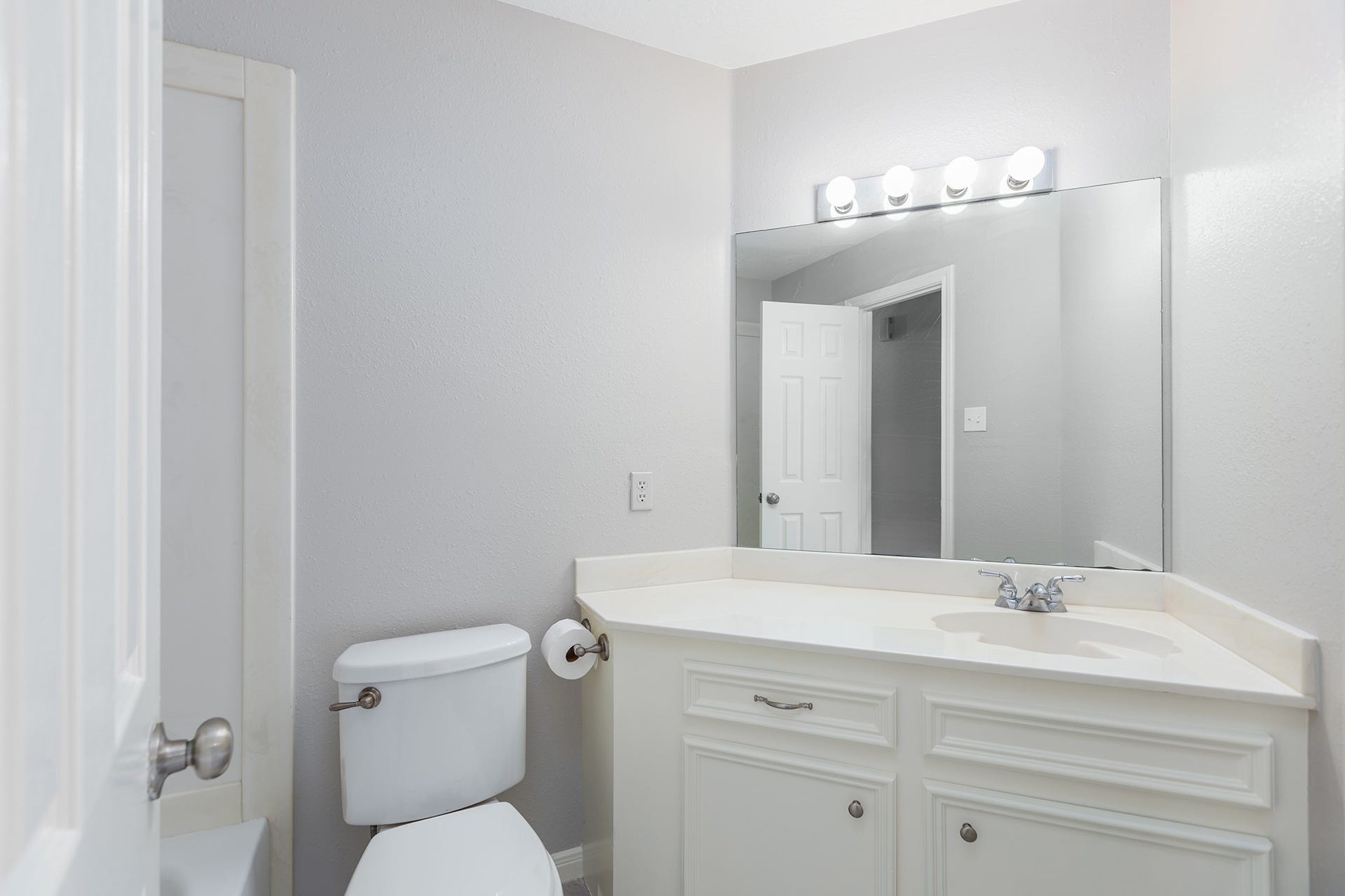12830 Point Aquarius Boulevard, Willis, TX 77318 Bright and fresh secondary bathroom to accommodate two bedrooms in the home.