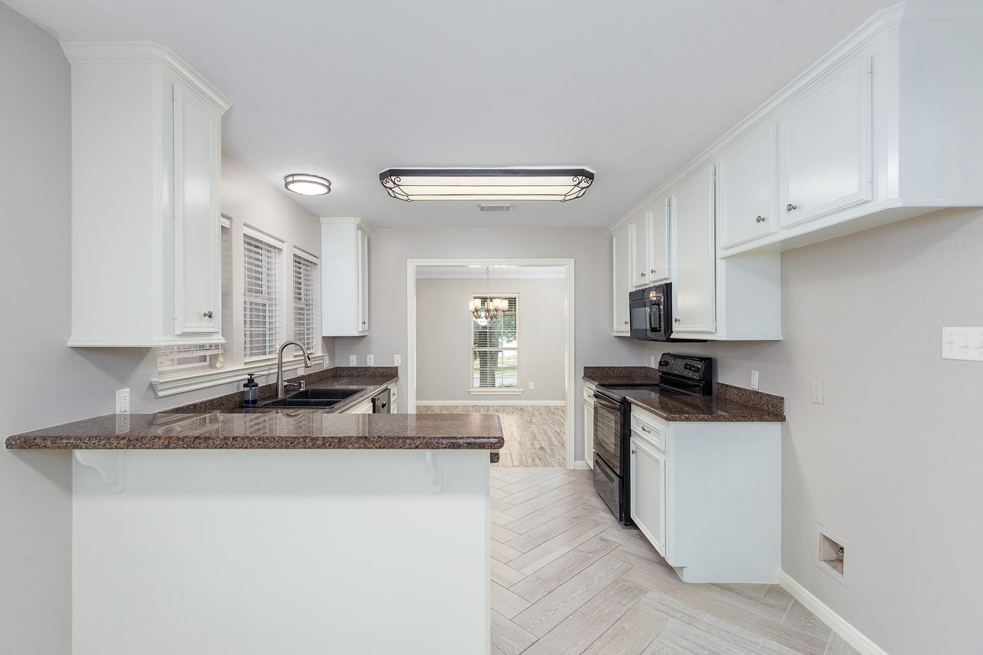 12830 Point Aquarius Boulevard, Willis, TX 77318 Light and bright kitchen to prepare all of your meals.
