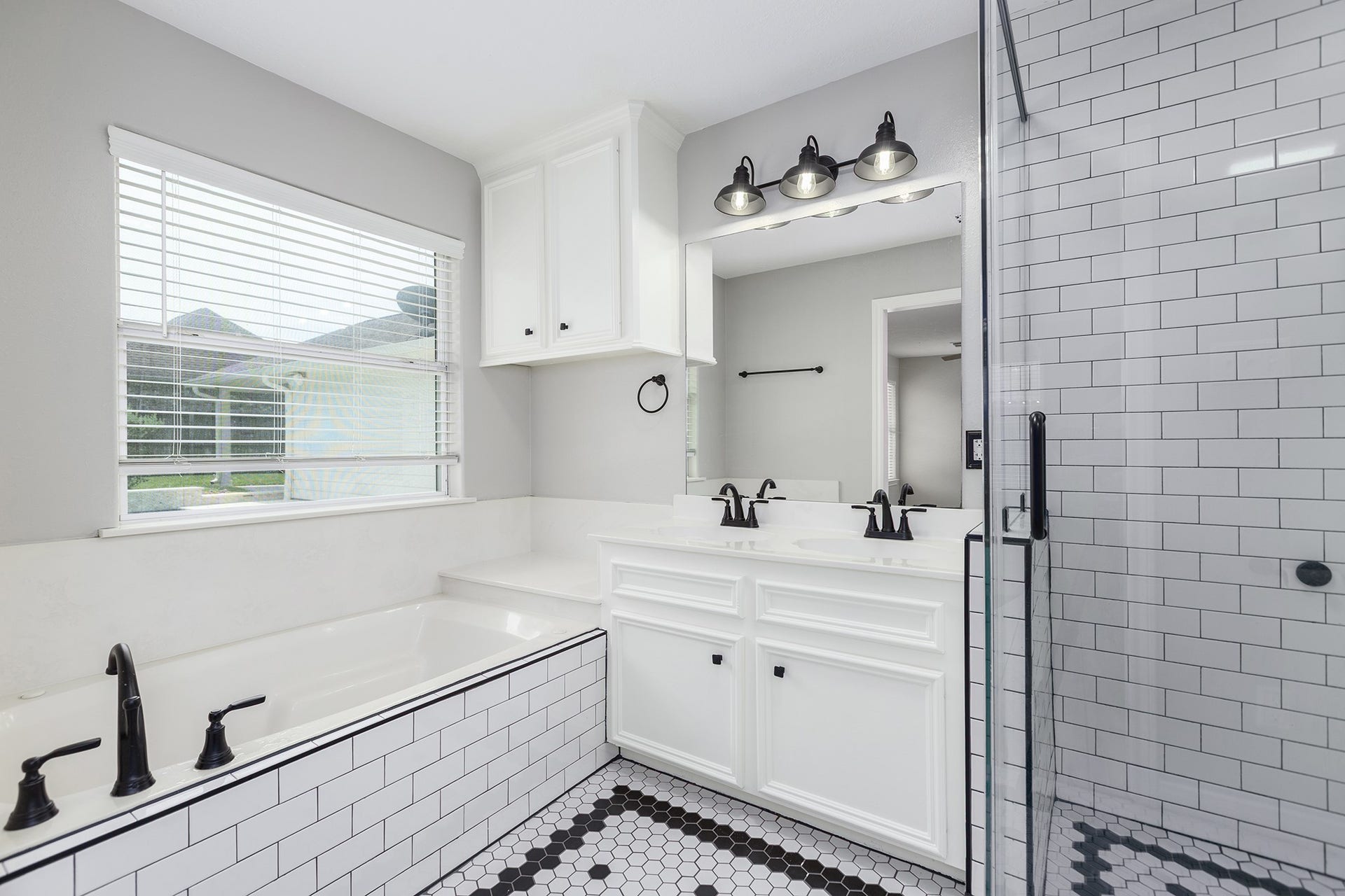 12830 Point Aquarius Boulevard, Willis, TX 77318 Check out the tile detail leading up to the soaker tub, beautiful.