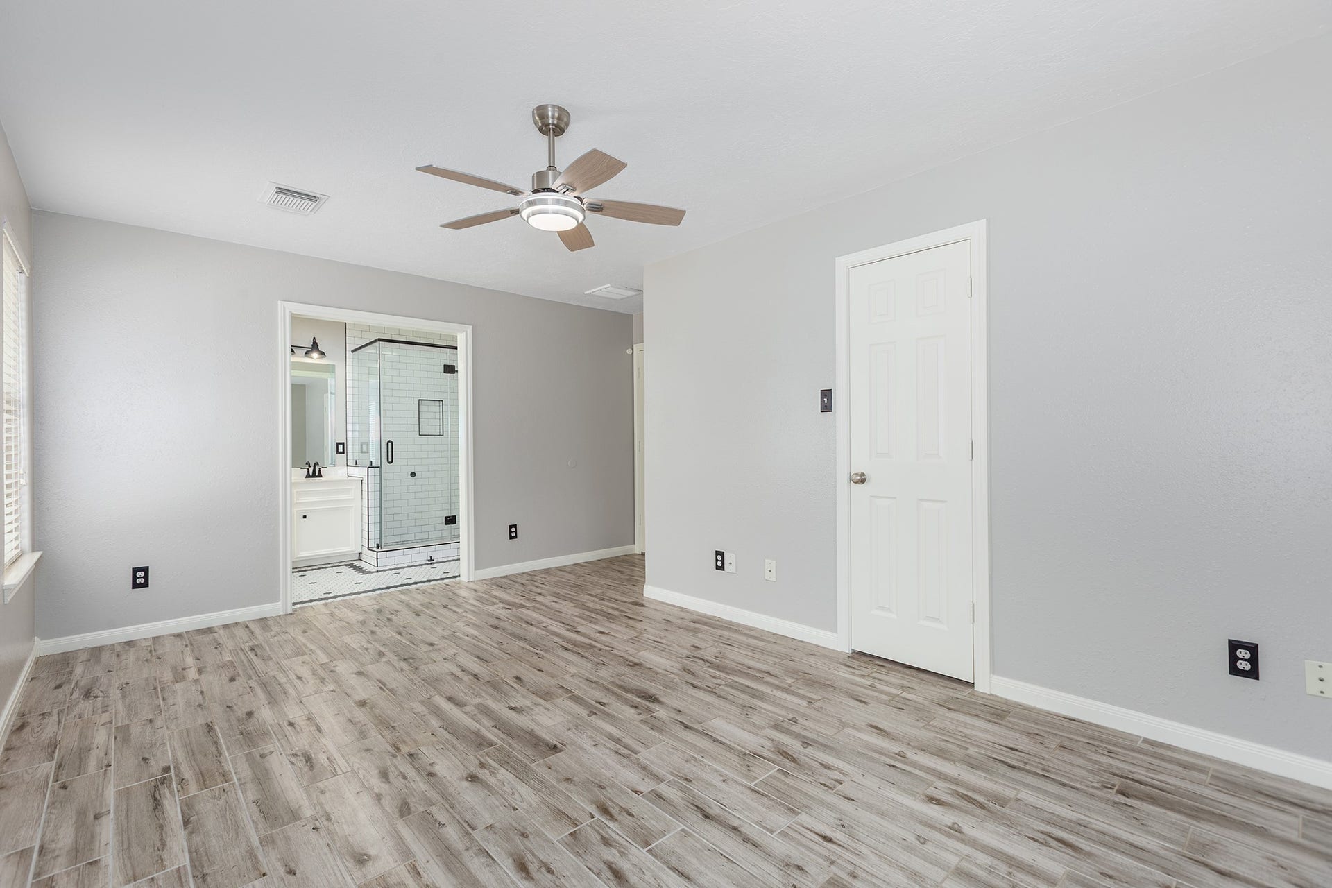 12830 Point Aquarius Boulevard, Willis, TX 77318 A view of the primary bedroom looking into the newly renovated ensuite bathroom.