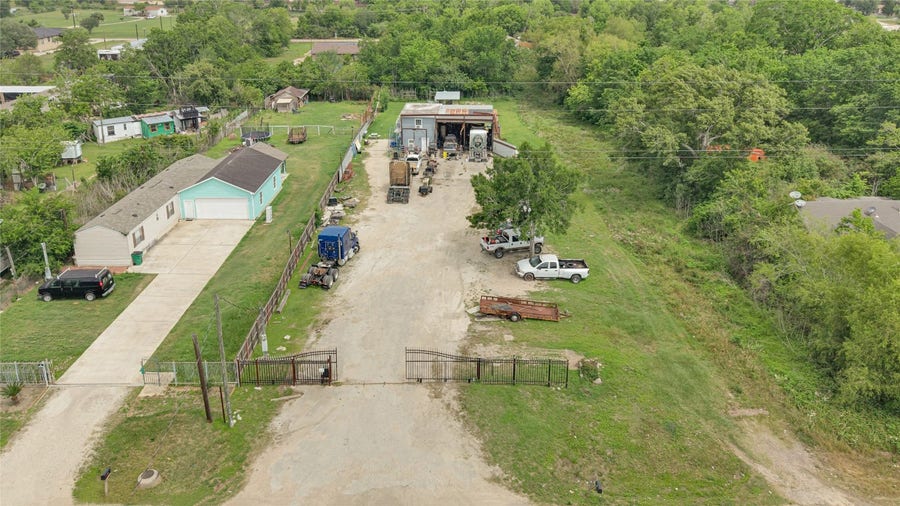 Property photo for 811 Coen Road, Rosharon, TX