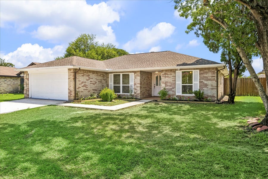 Property photo for 10111 Limewood Lane, Sugar Land, TX