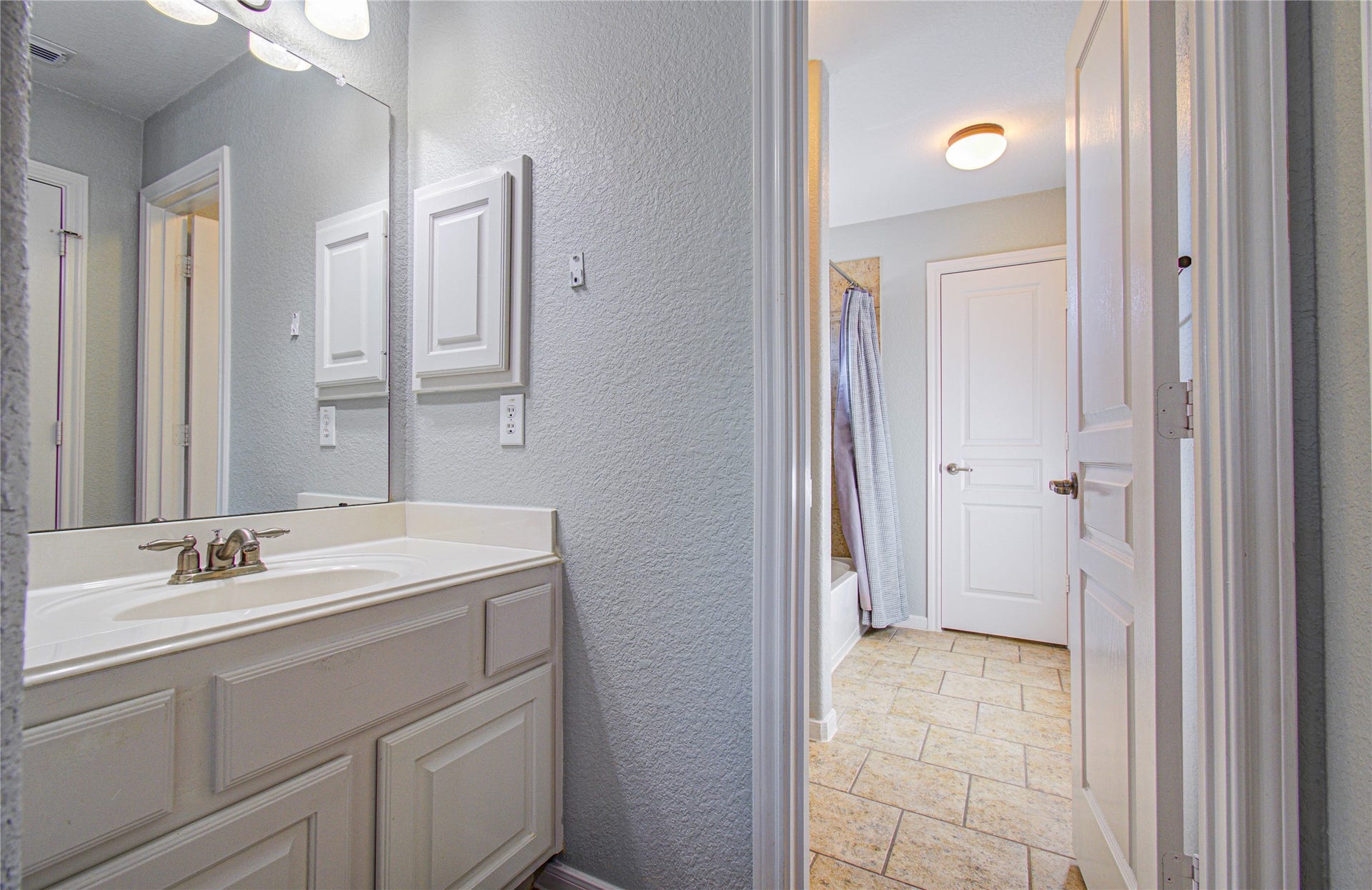 105 Hawke Bay Lane, Friendswood, TX 77546