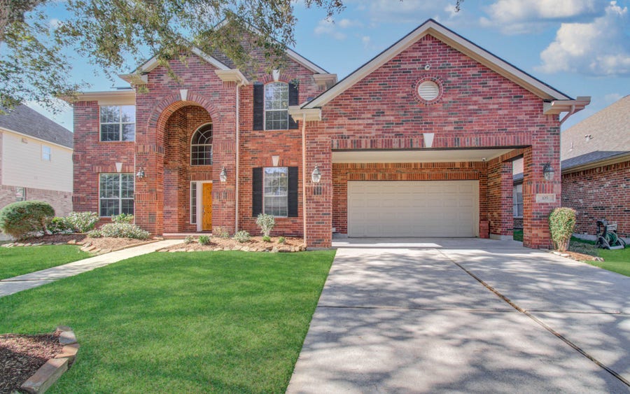 Property photo for 105 Hawke Bay Lane, Friendswood, TX