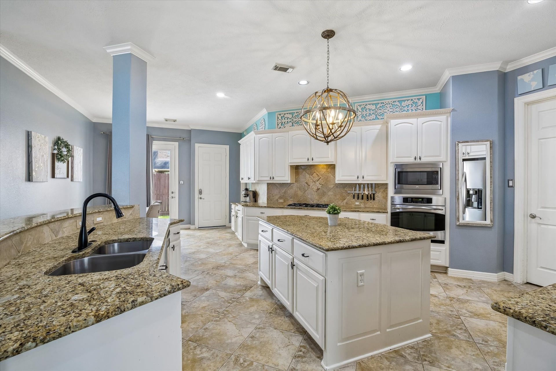 17610 Beckerdell Lane, Tomball, TX 77377 Kitchen island