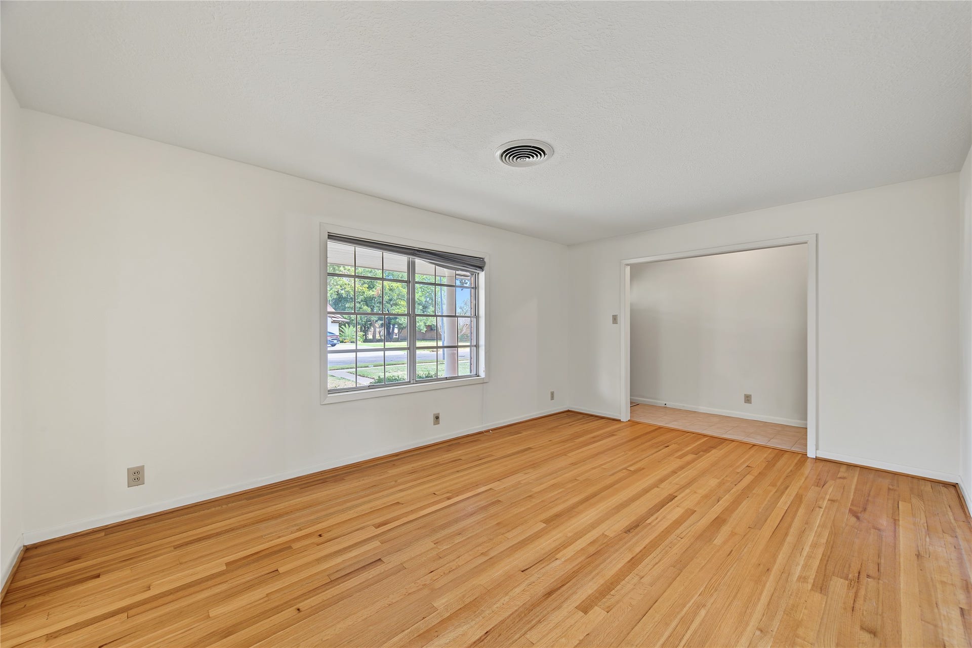 LARGE & SPACIOUS FORMAL LIVING ROOM