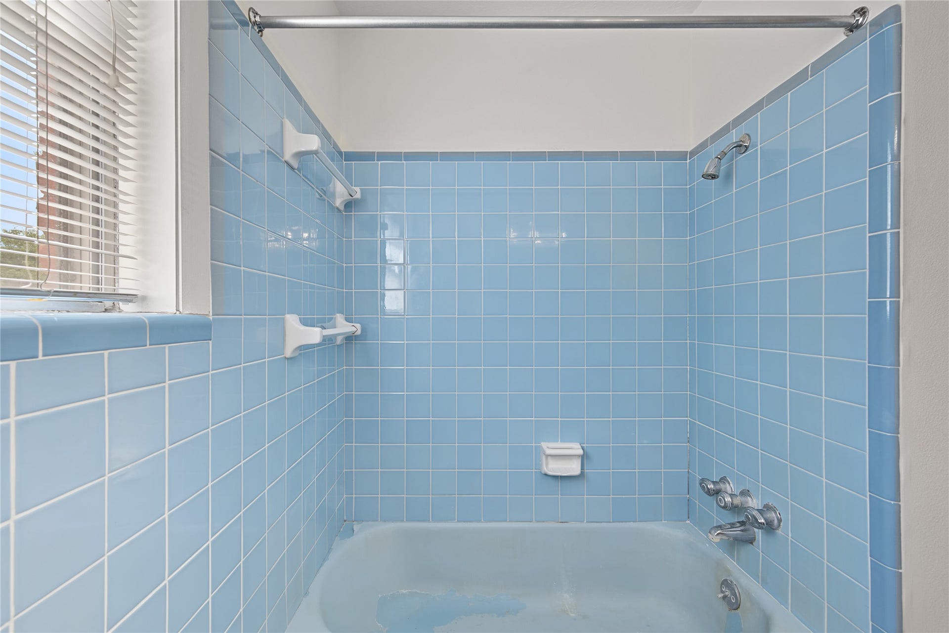 HALLWAY BATH WITH TUB/SHOWER COMBO