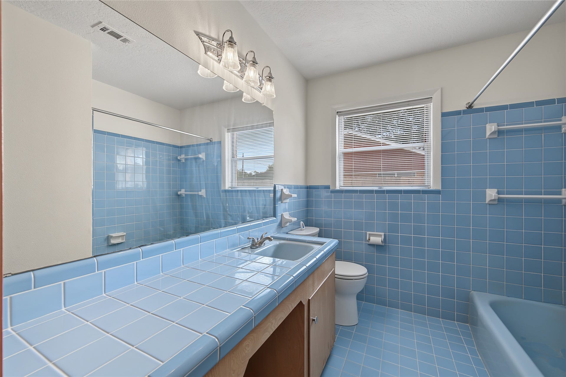 HERE'S ANOTHER VIEW OF THE HALLWAY BATHROOM