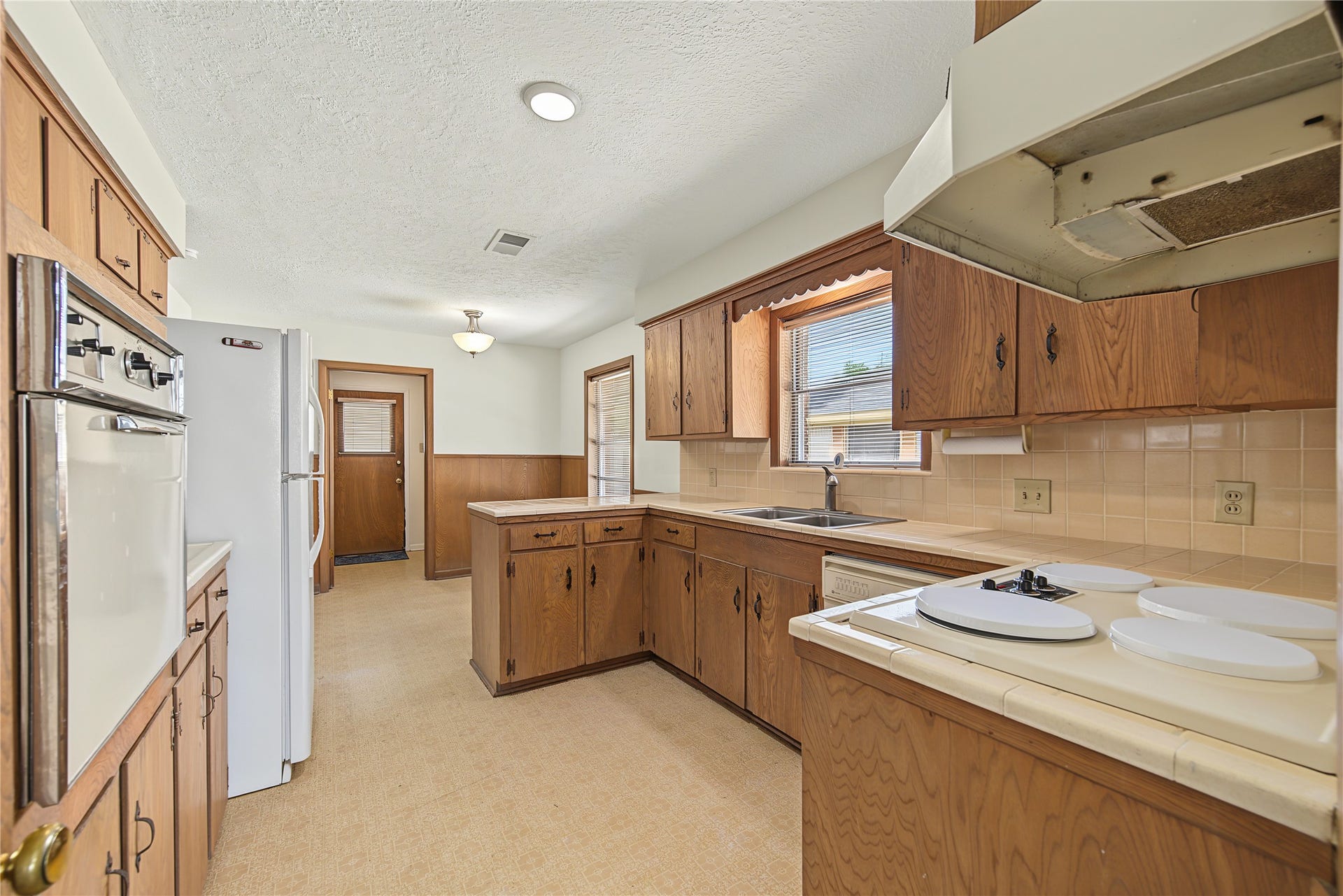 KITCHEN WITH PLENTY OF CABINET SPACE