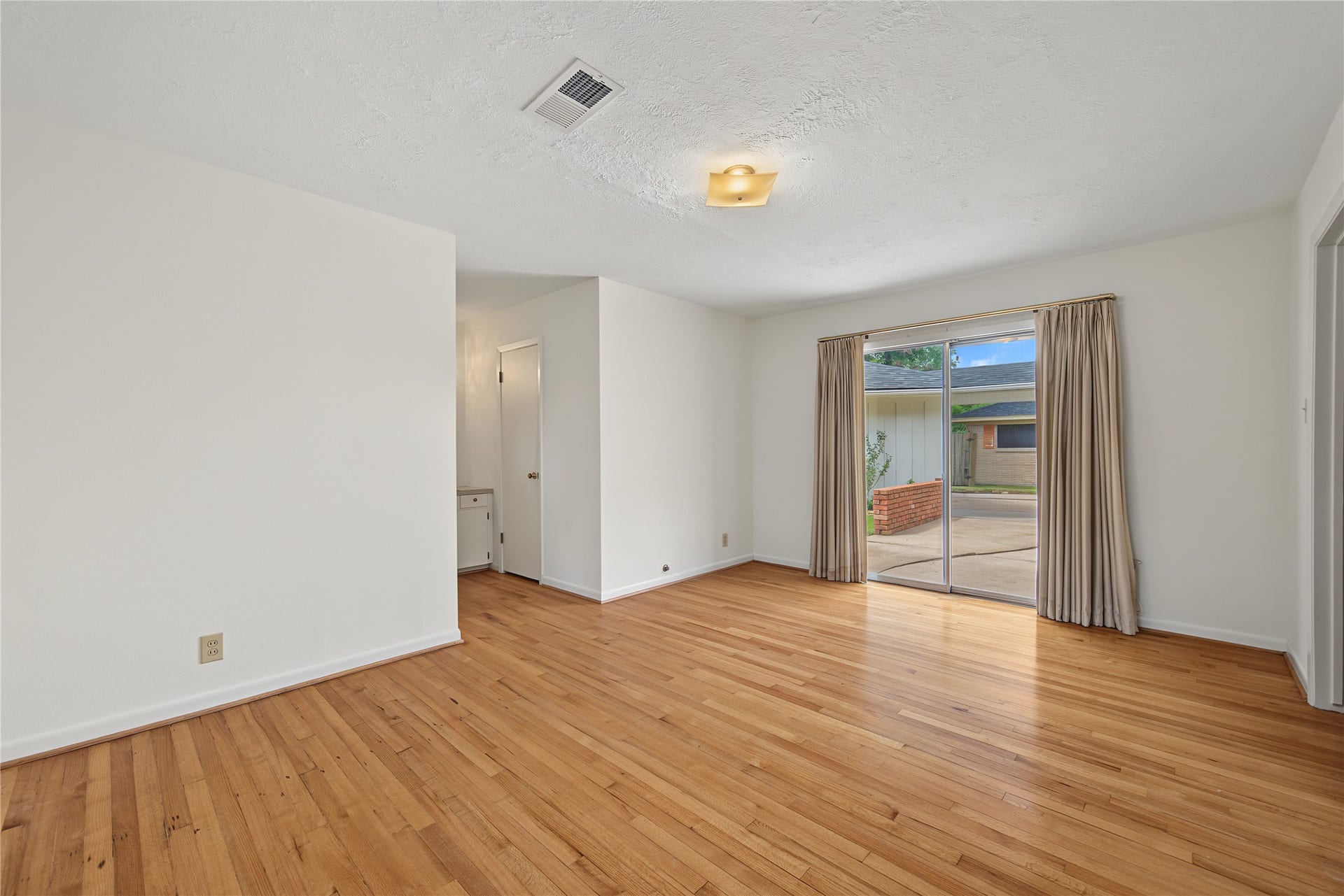 PRIMARY BEDROOM WITH SLIDING GLASS DOOR TO GO OUT TO THE PATIO