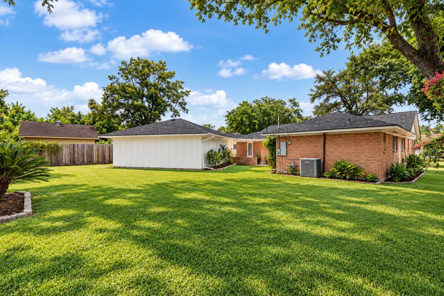 LARGE SPACIOUS YARD
