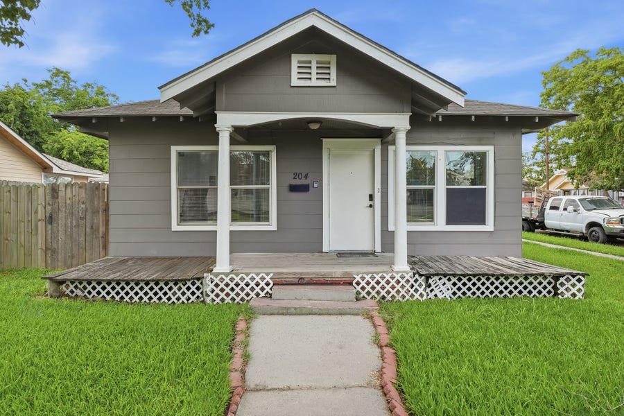 Property photo for 204 W Murrill Street, Baytown, TX