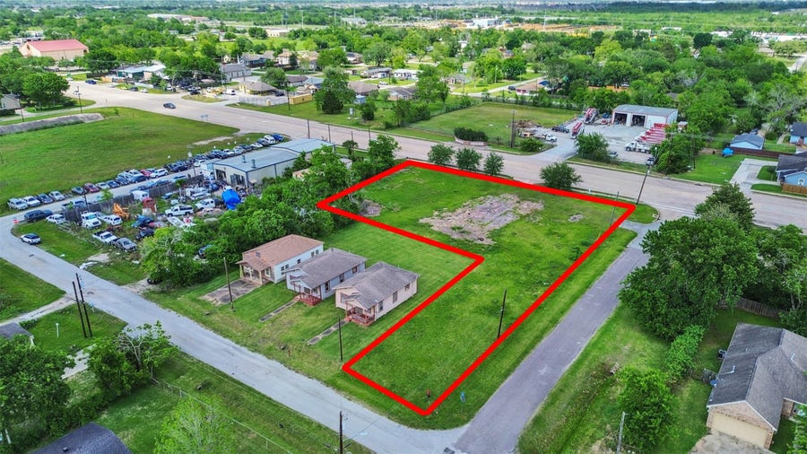 Property photo for 2020 Highway 3, Dickinson, TX