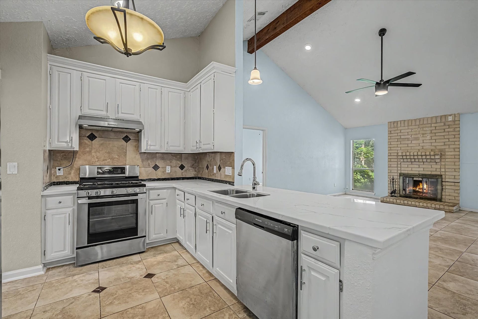 14218 Whitecross Drive, Houston, TX 77083 Breakfast Bar kitchen open to the family room
