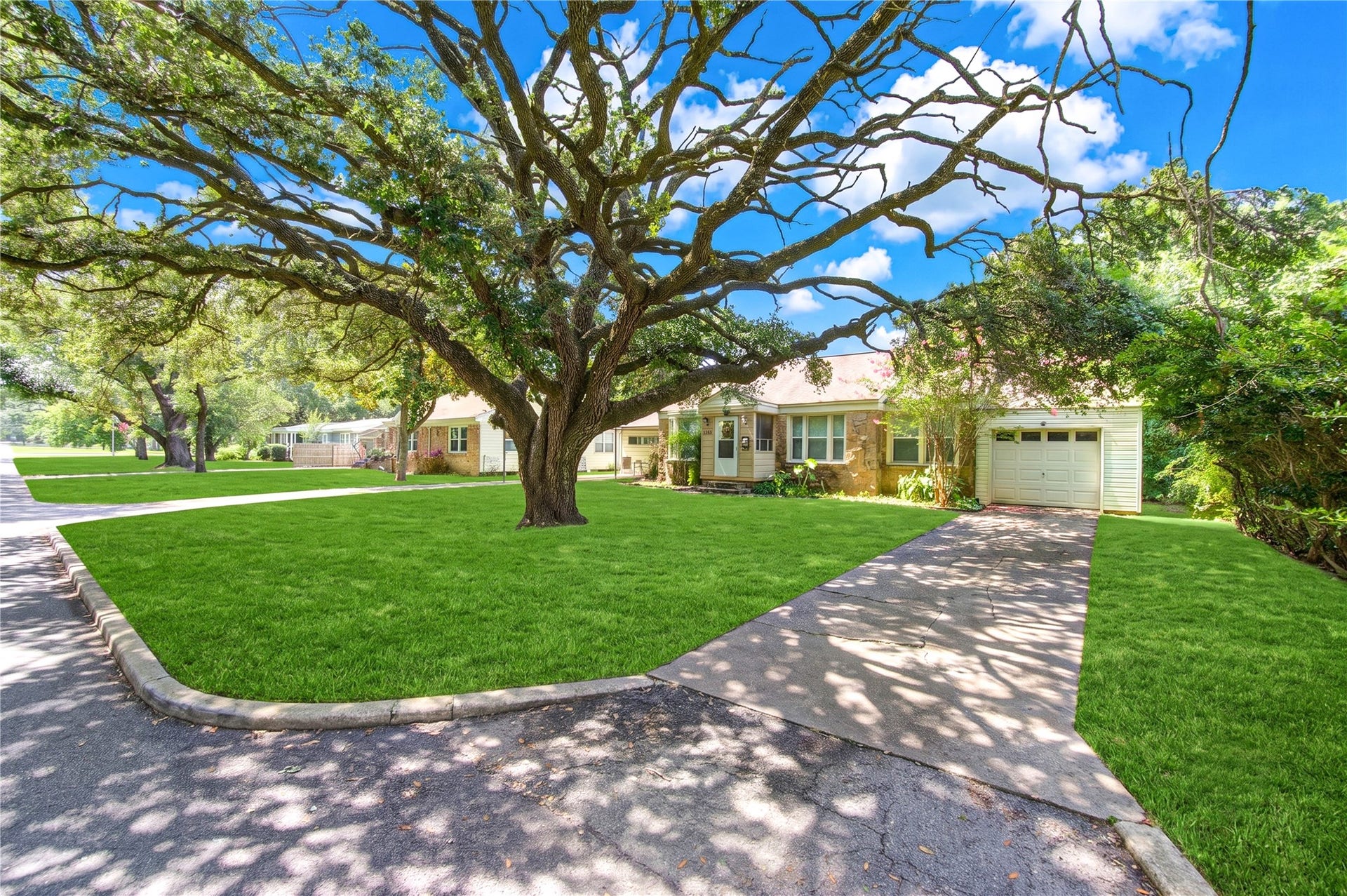 2206 Oaklawn Drive, La Marque, TX 77568 2206 Oaklawn Drive, La Marque, TX 77568