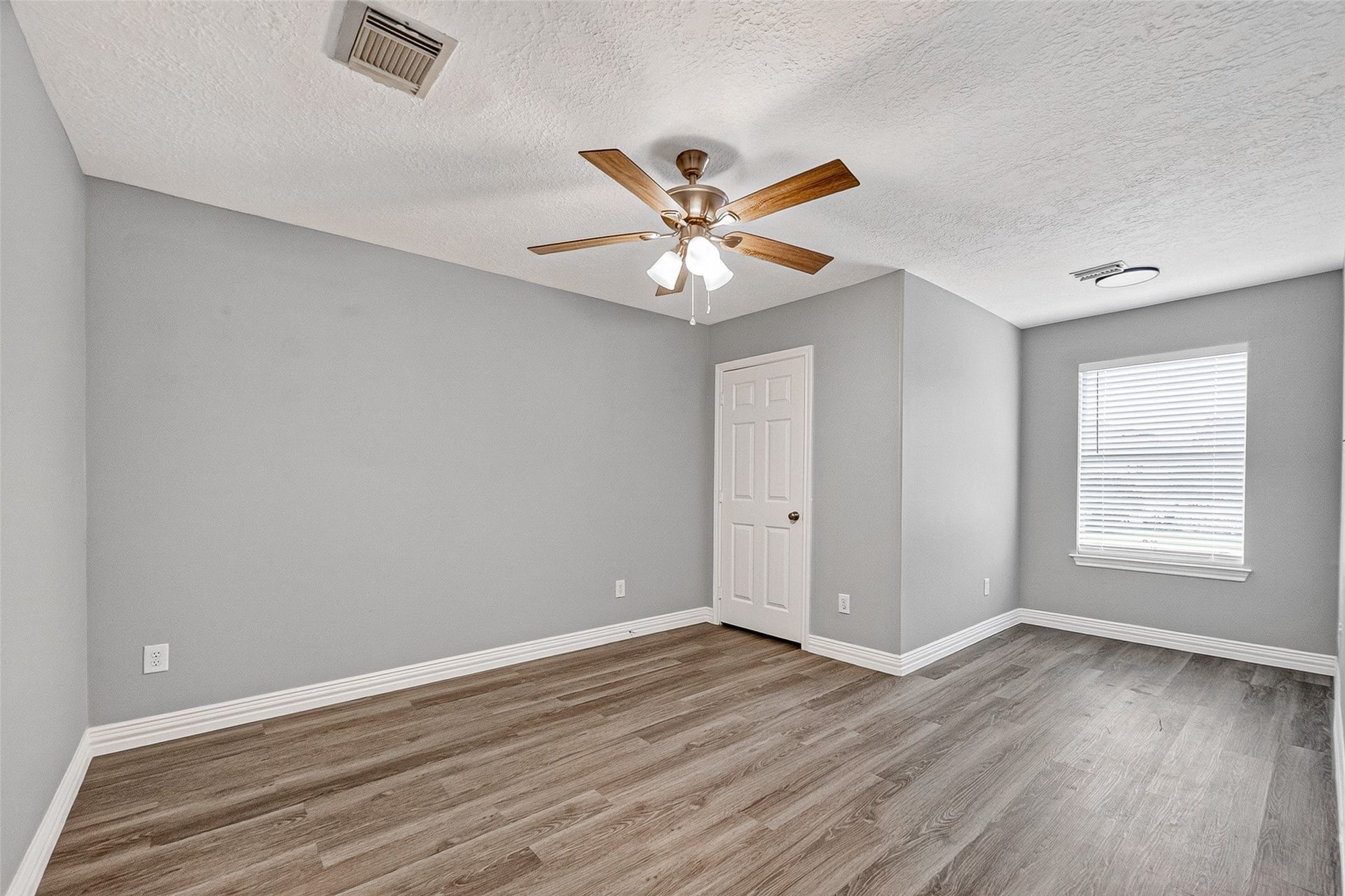 2034 Glencove Drive, Seabrook, TX 77586 Spacious bedroom with ceiling fan and natural light