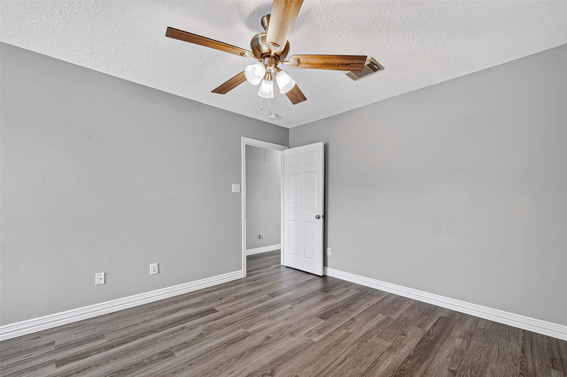 2034 Glencove Drive, Seabrook, TX 77586 Generously sized bedroom with ceiling fan