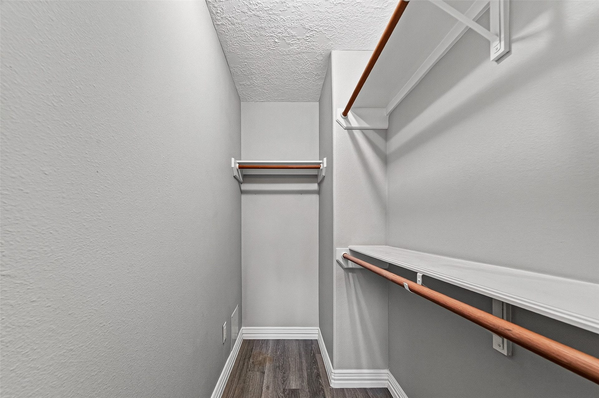2034 Glencove Drive, Seabrook, TX 77586 Walk-in closet with built-in shelving and hanging space