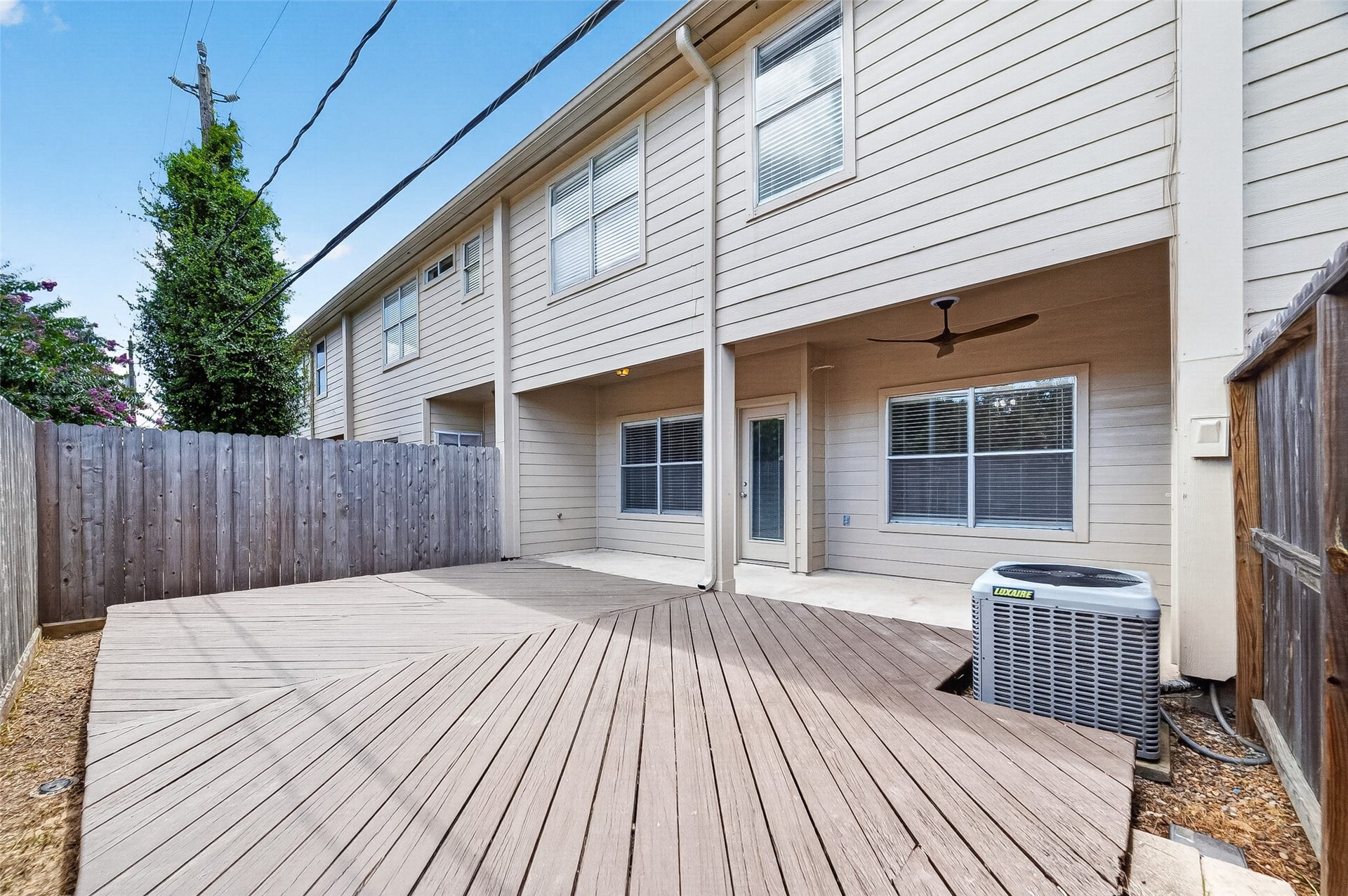 2034 Glencove Drive, Seabrook, TX 77586 Low-maintenance backyard with deck and privacy fence
