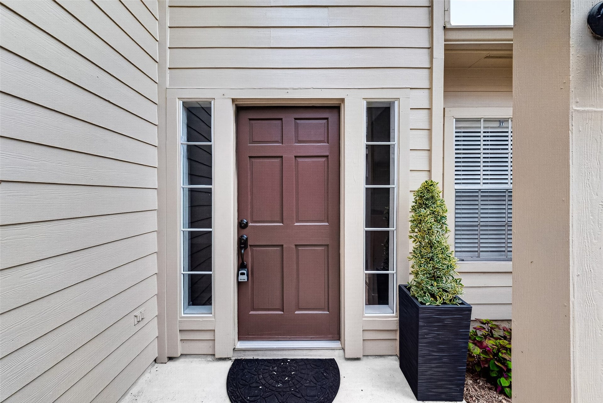 2034 Glencove Drive, Seabrook, TX 77586 Inviting front entry with a classic wood-tone door