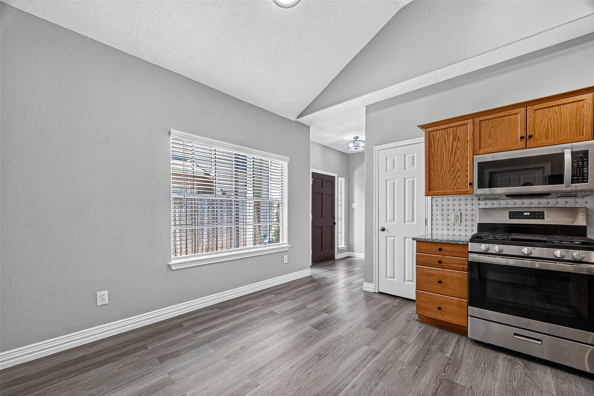 2034 Glencove Drive, Seabrook, TX 77586 Kitchen overlooks the living space with vaulted ceilings