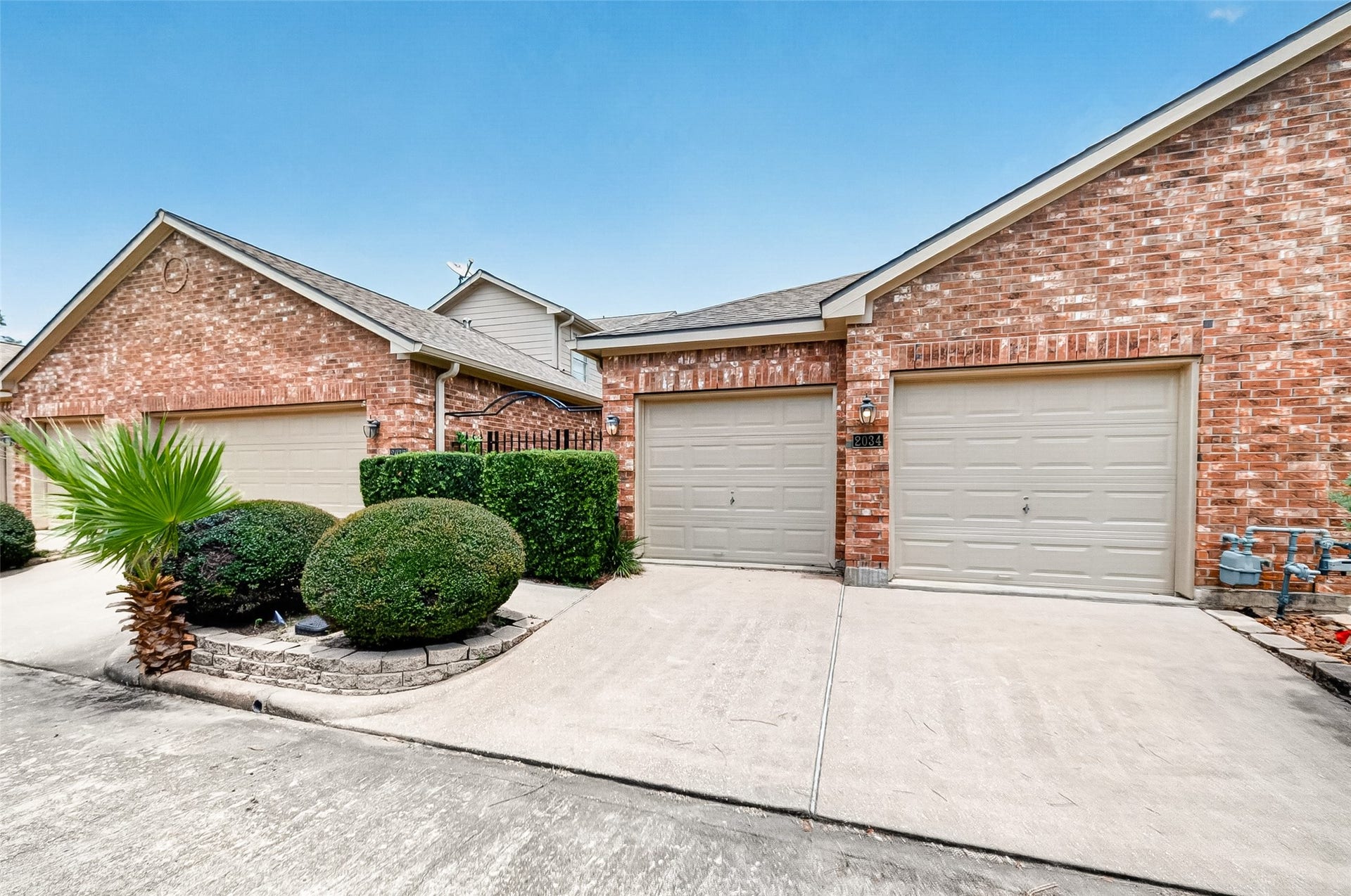 2034 Glencove Drive, Seabrook, TX 77586 Well-maintained brick townhome with an attached garage