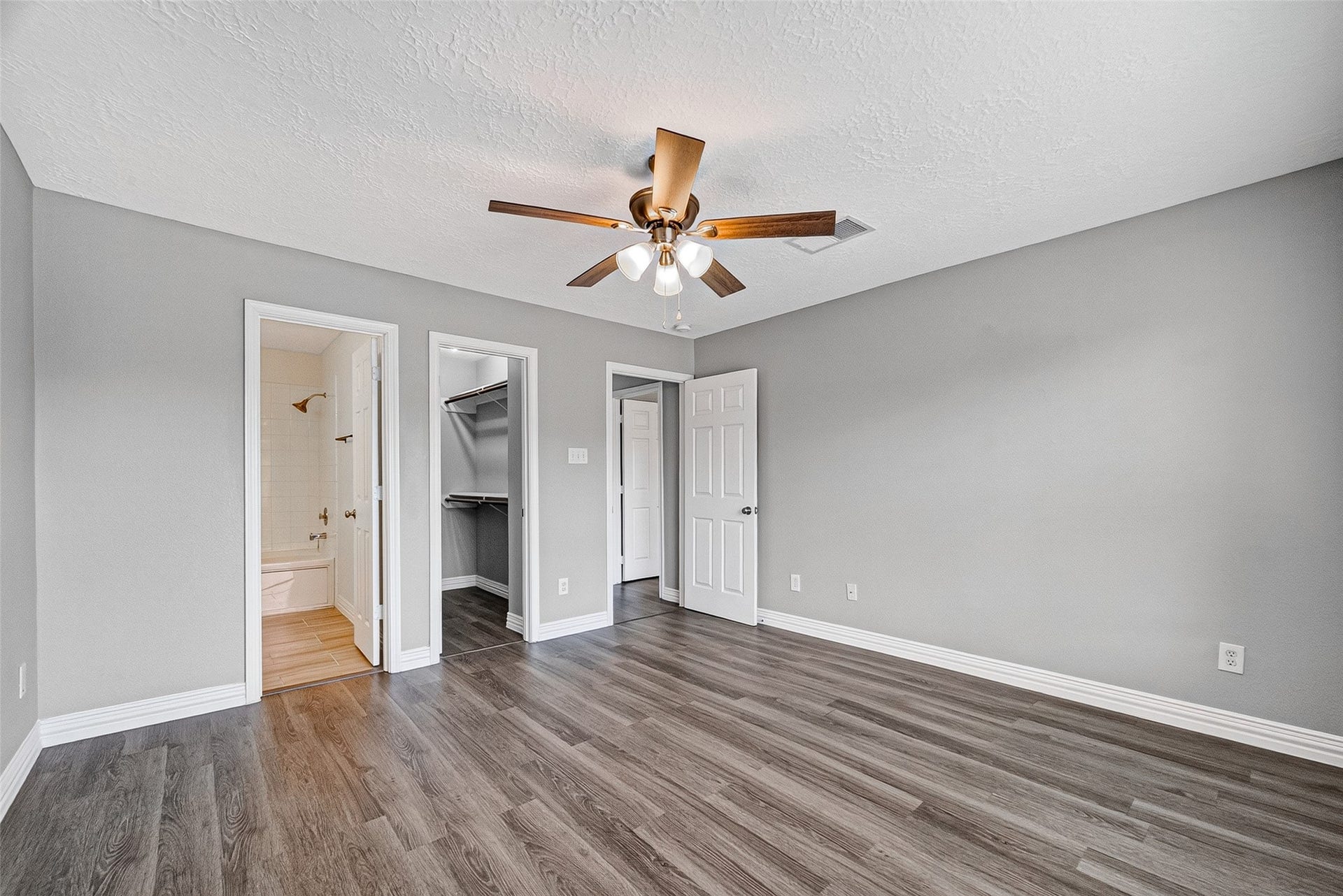 2034 Glencove Drive, Seabrook, TX 77586 Primary suite with plenty of room to unwind