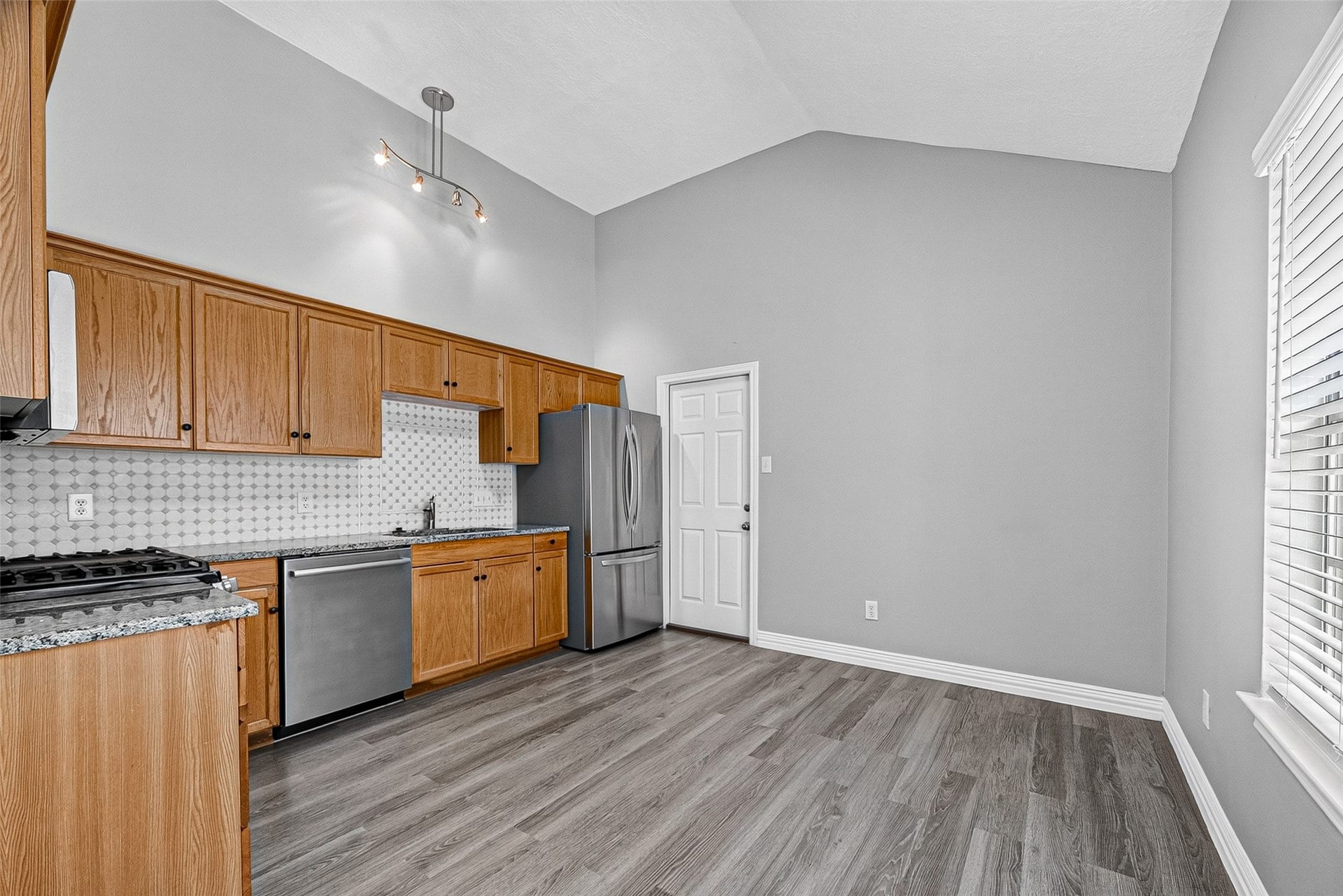 2034 Glencove Drive, Seabrook, TX 77586 Kitchen with stainless appliances and plenty of cabinet space
