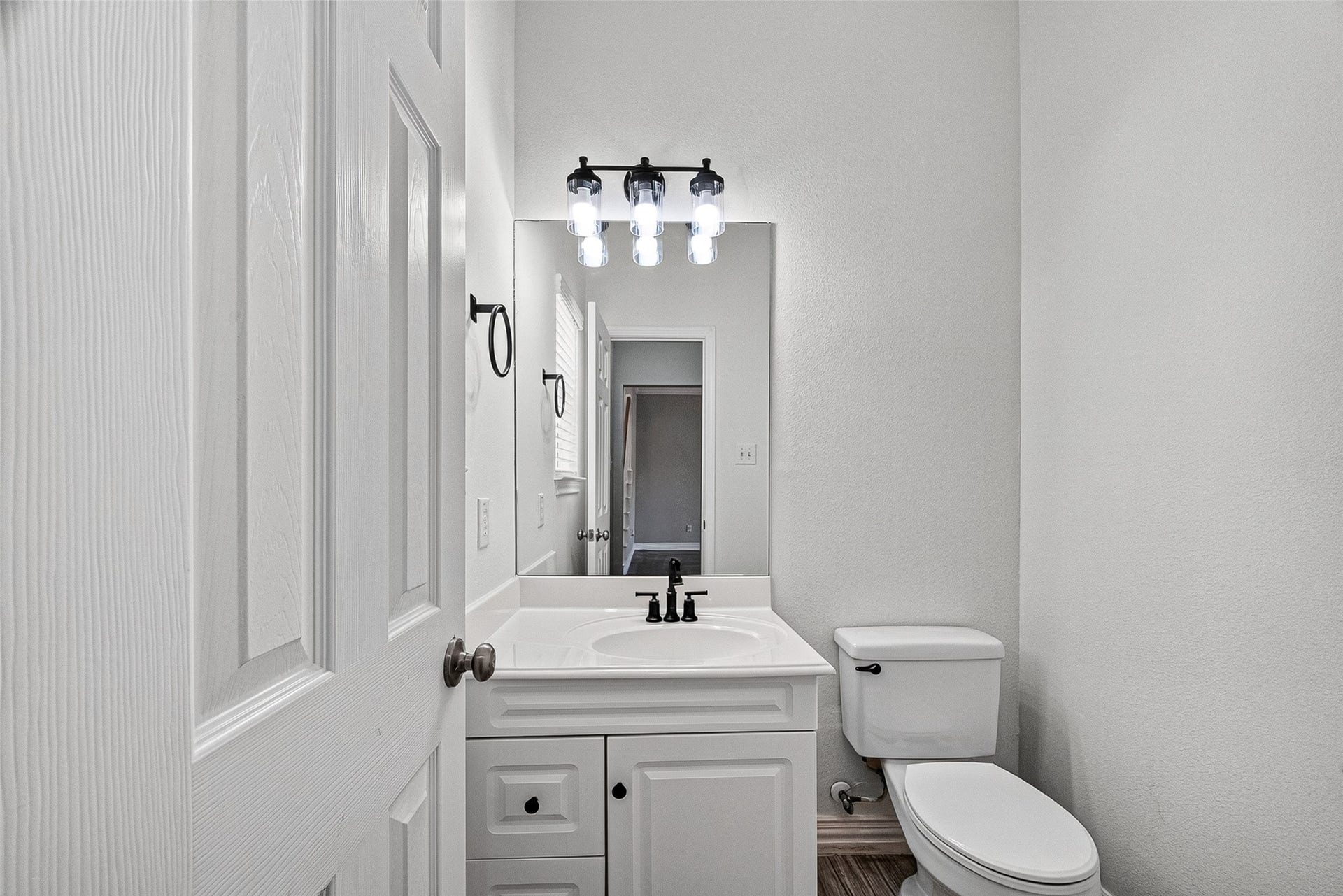 2034 Glencove Drive, Seabrook, TX 77586 Convenient half bath for guests