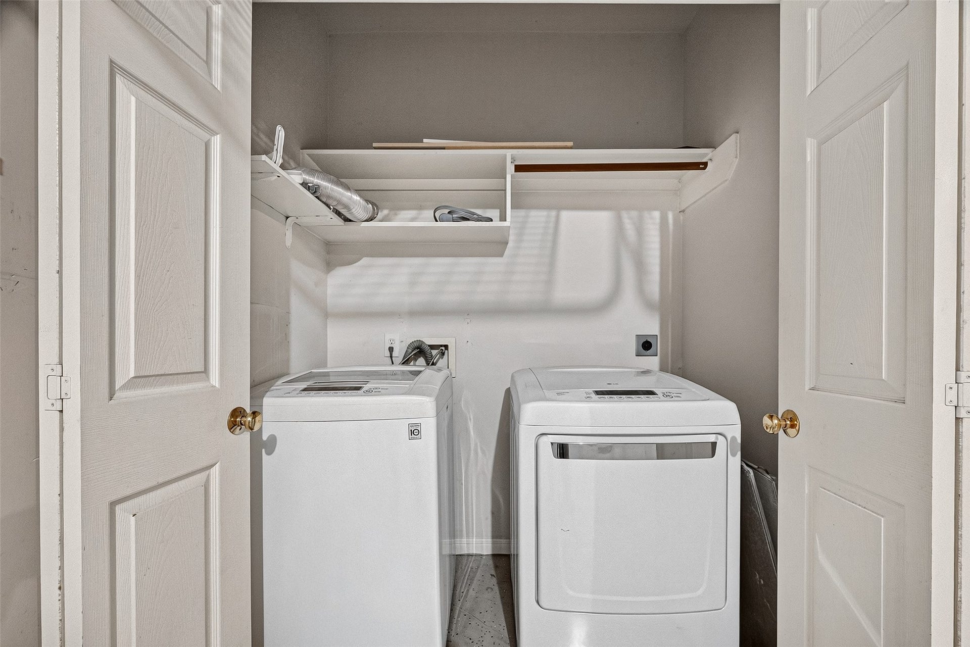 2034 Glencove Drive, Seabrook, TX 77586 Laundry room with washer and dryer included