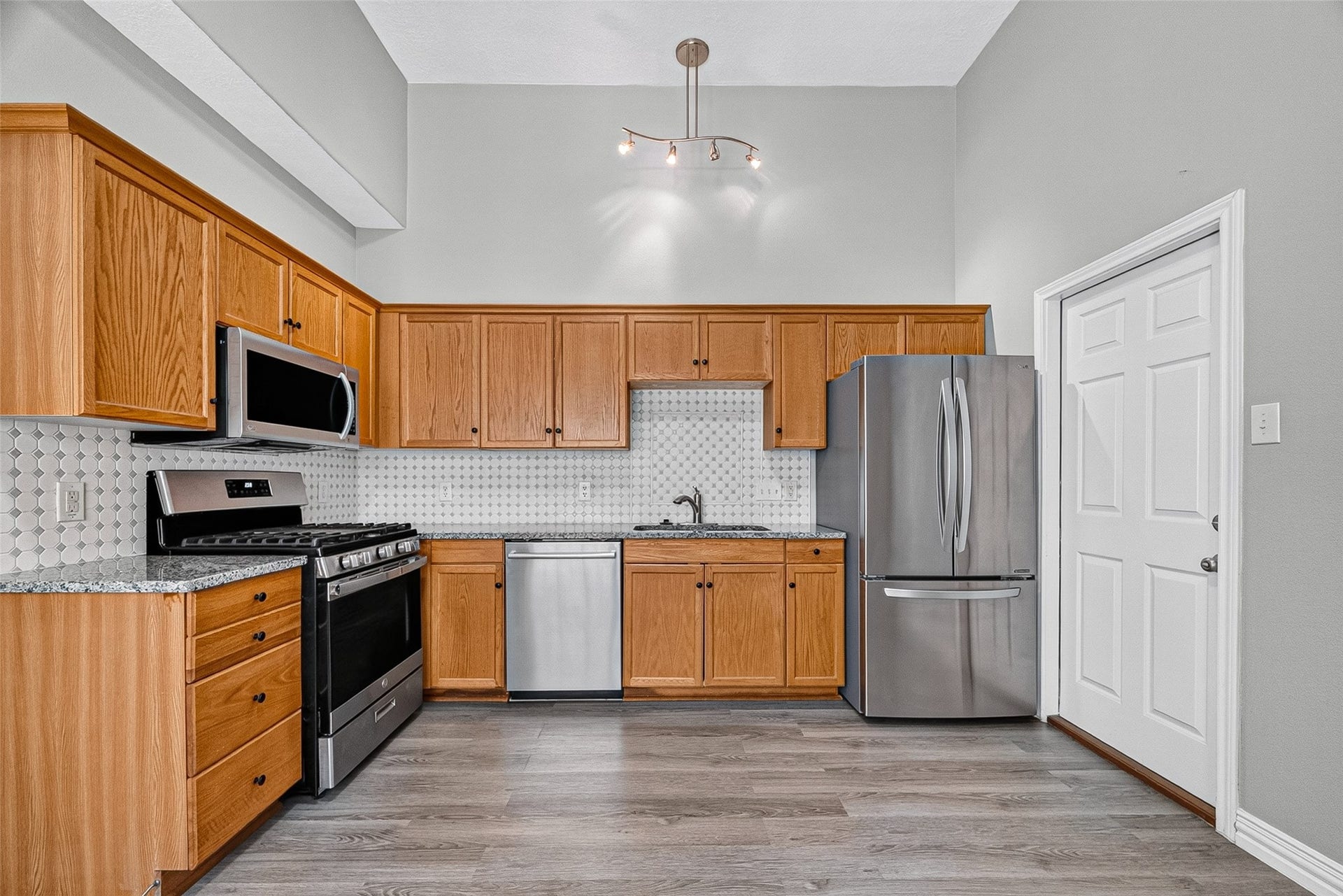2034 Glencove Drive, Seabrook, TX 77586 Well-equipped kitchen with a pantry and tons of storage