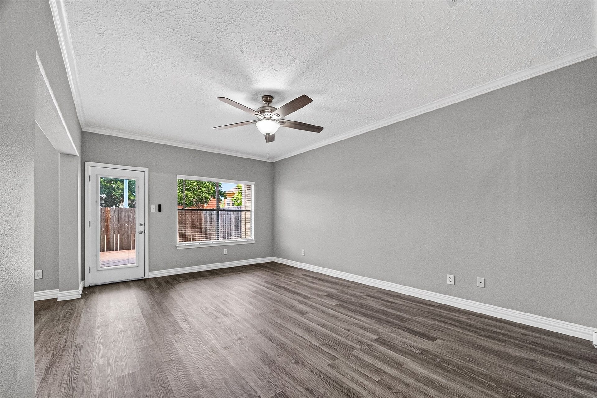 2034 Glencove Drive, Seabrook, TX 77586 Light-filled living room with wood-look flooring throughout